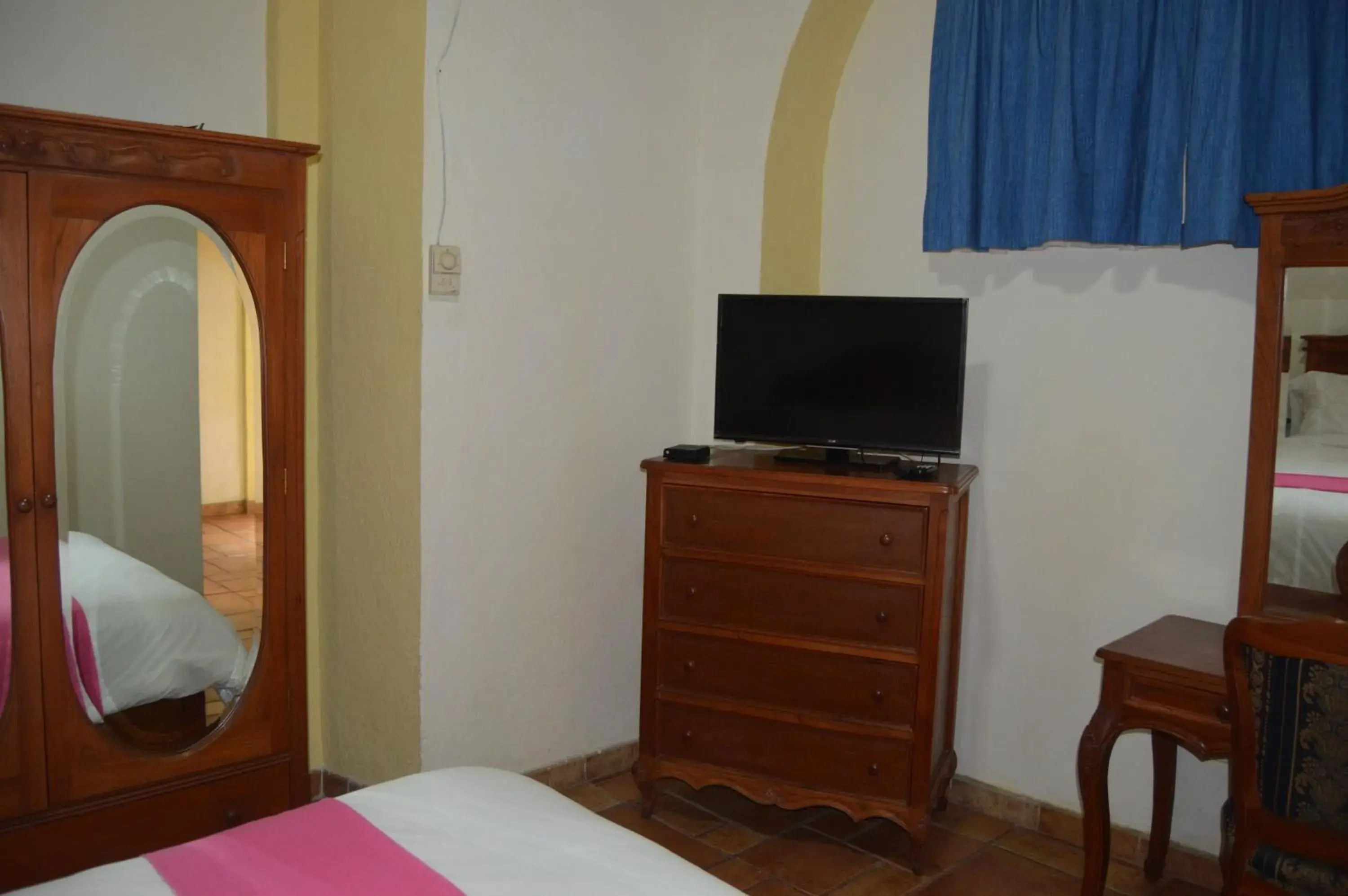 Bedroom, TV/Entertainment Center in Hotel Meson del Mar