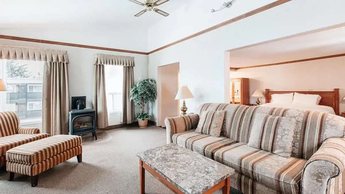 Living room, Seating Area in Mount Robson Inn