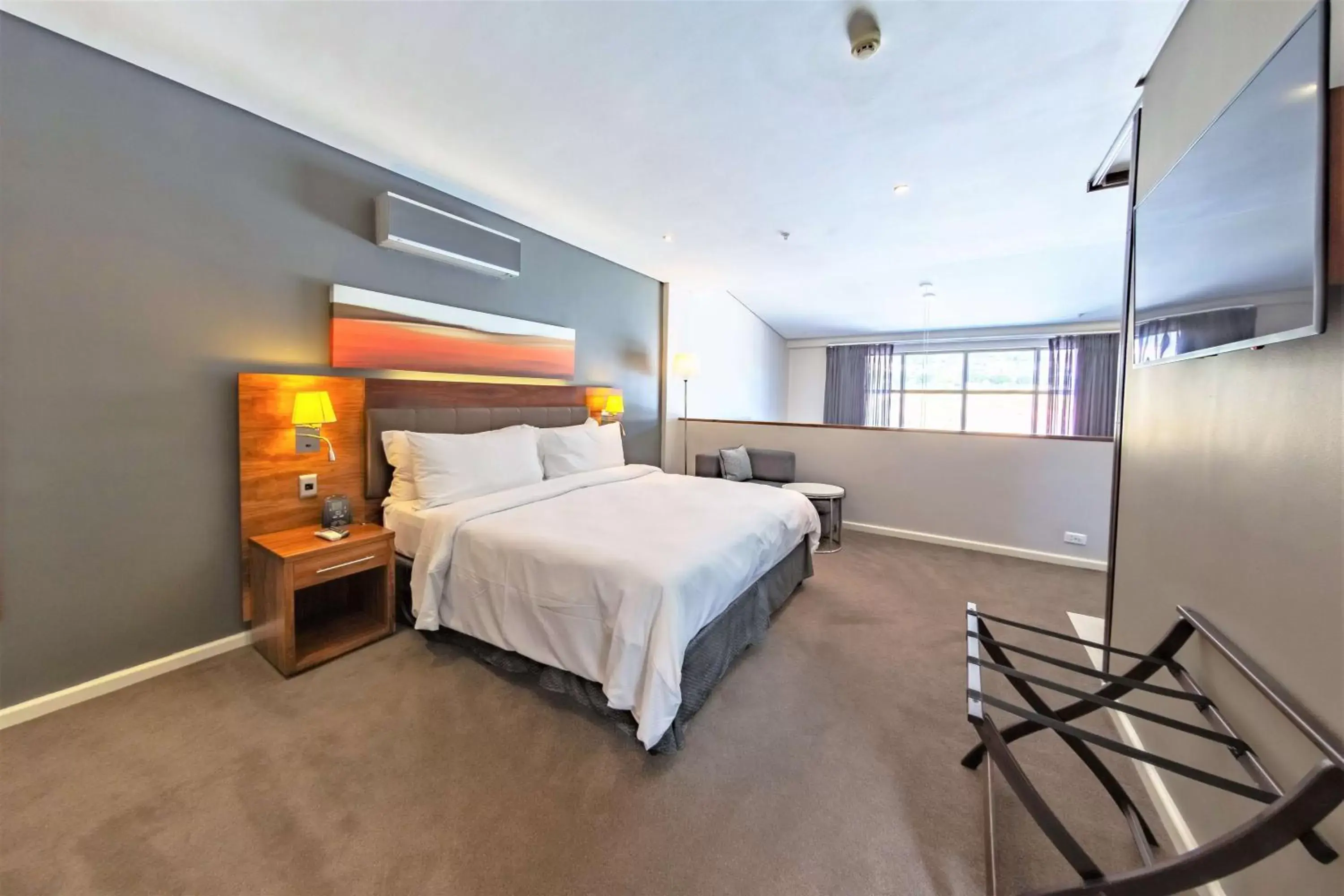 Bed in DoubleTree by Hilton Cape Town Upper Eastside
