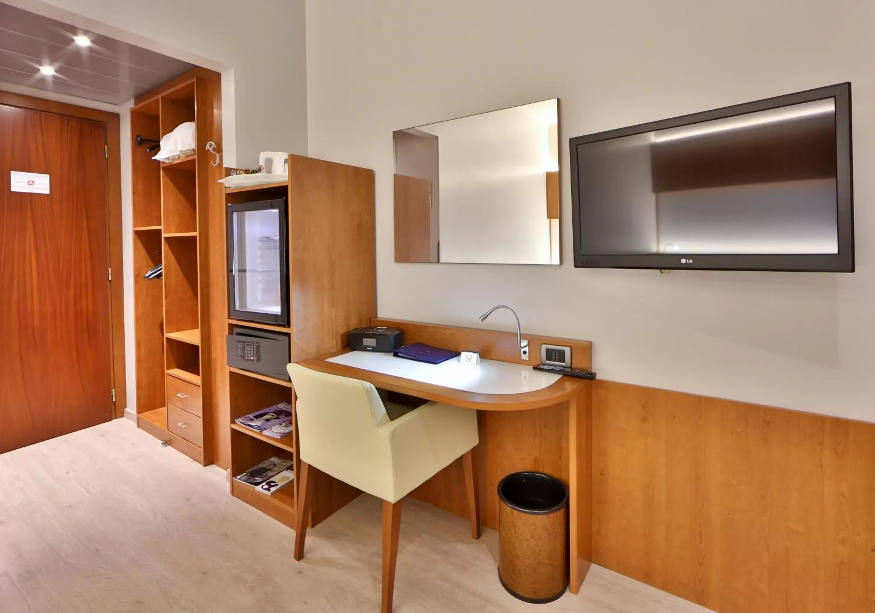 Seating area, Kitchen/Kitchenette in Best Western Madison Hotel