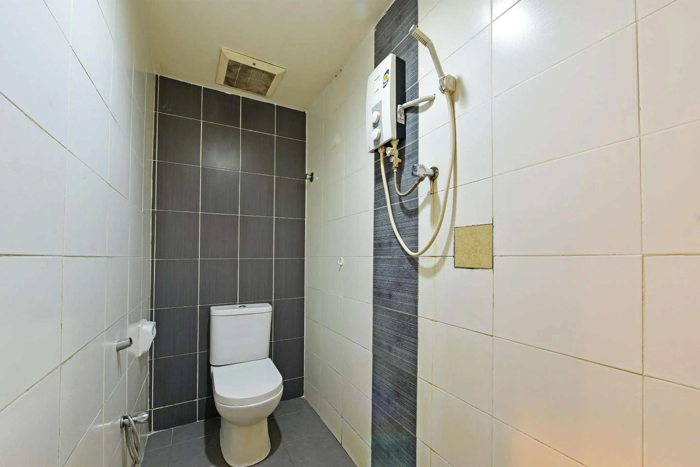 Bathroom in OYO 90853 New Soho Hotel
