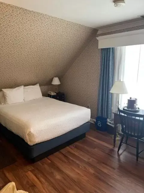 Bed in The Harraseeket Inn & Suites
