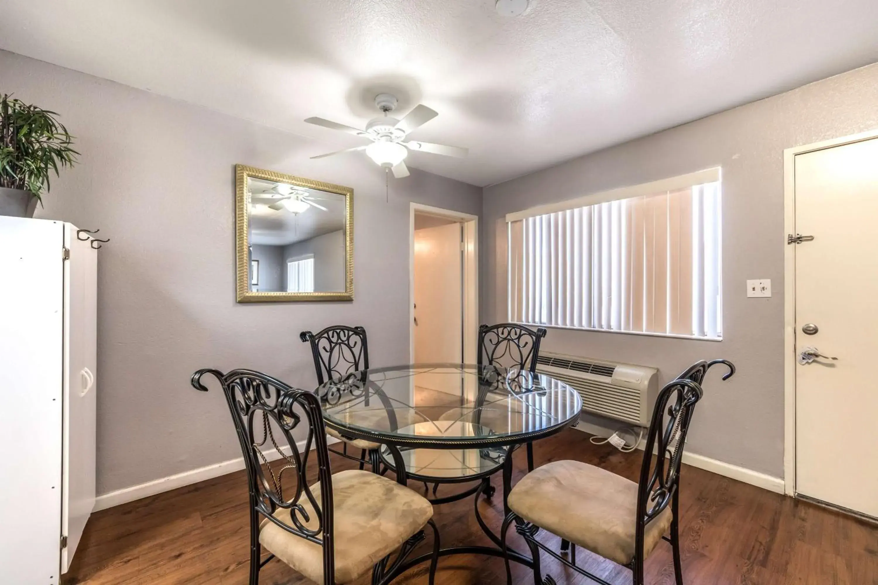 Seating area, Dining Area in Motel 6-Victoria, TX