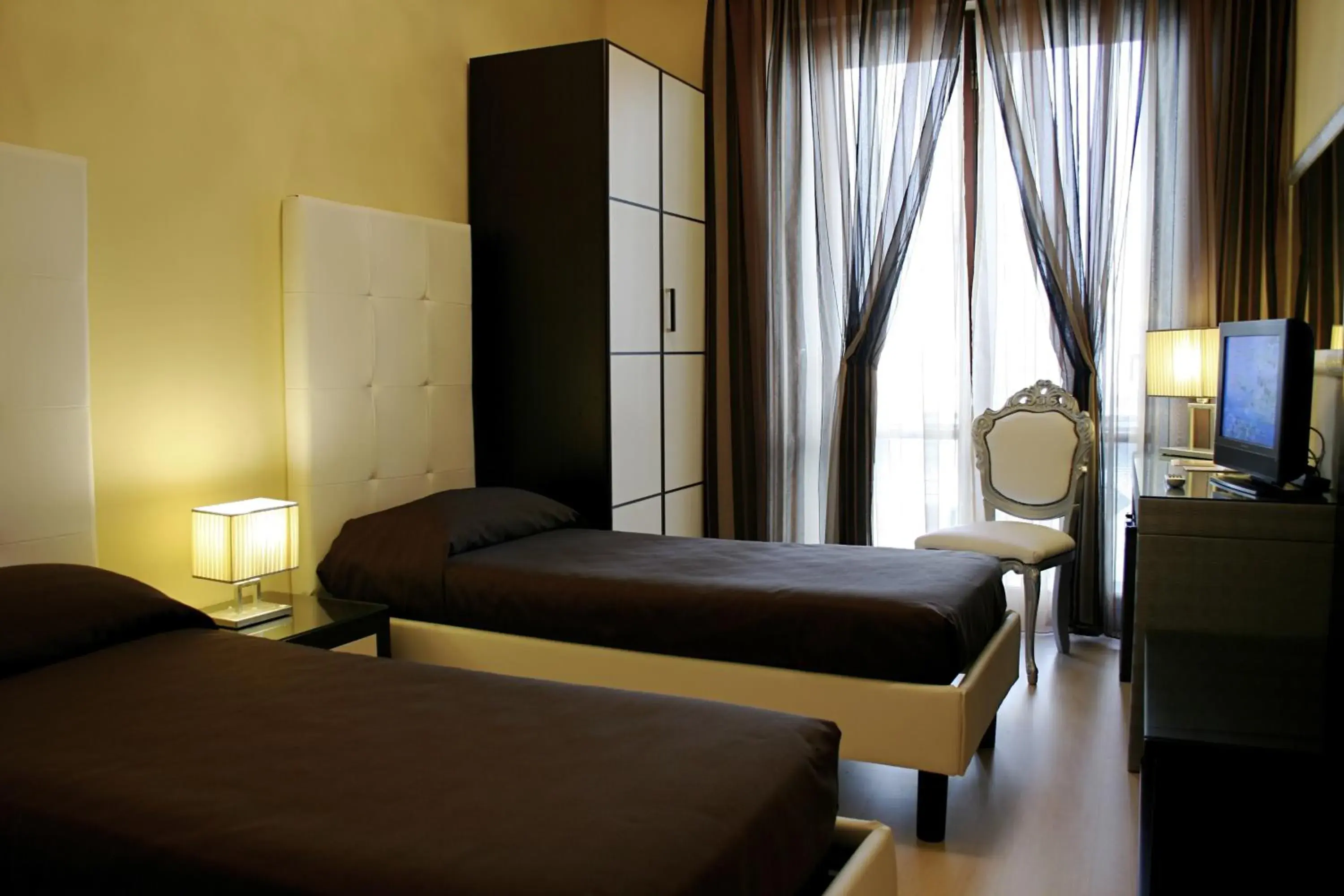 Photo of the whole room, Bed in Hotel Continentale