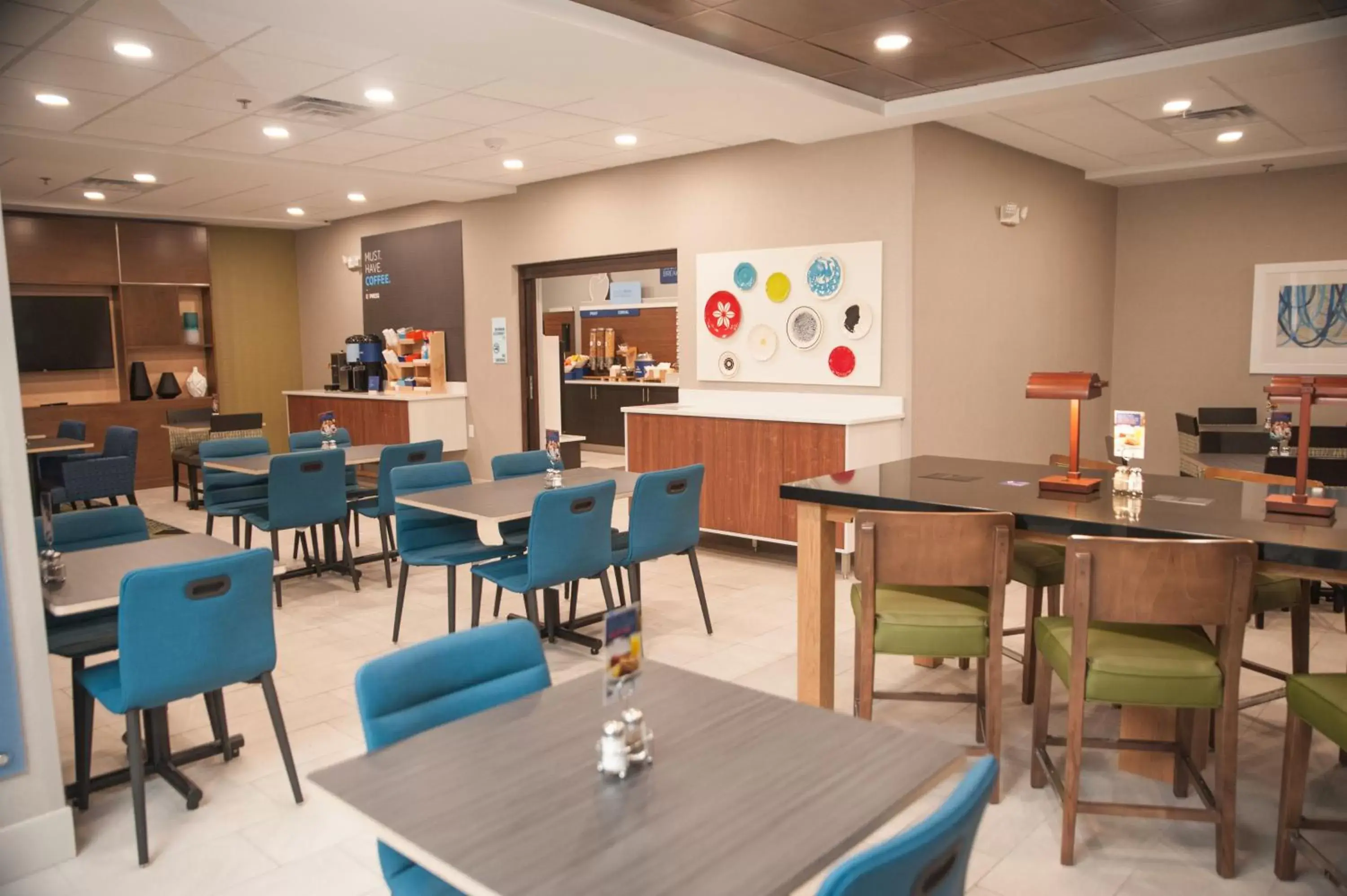 Restaurant/Places to Eat in Holiday Inn Express Hotel & Suites Norfolk, an IHG Hotel