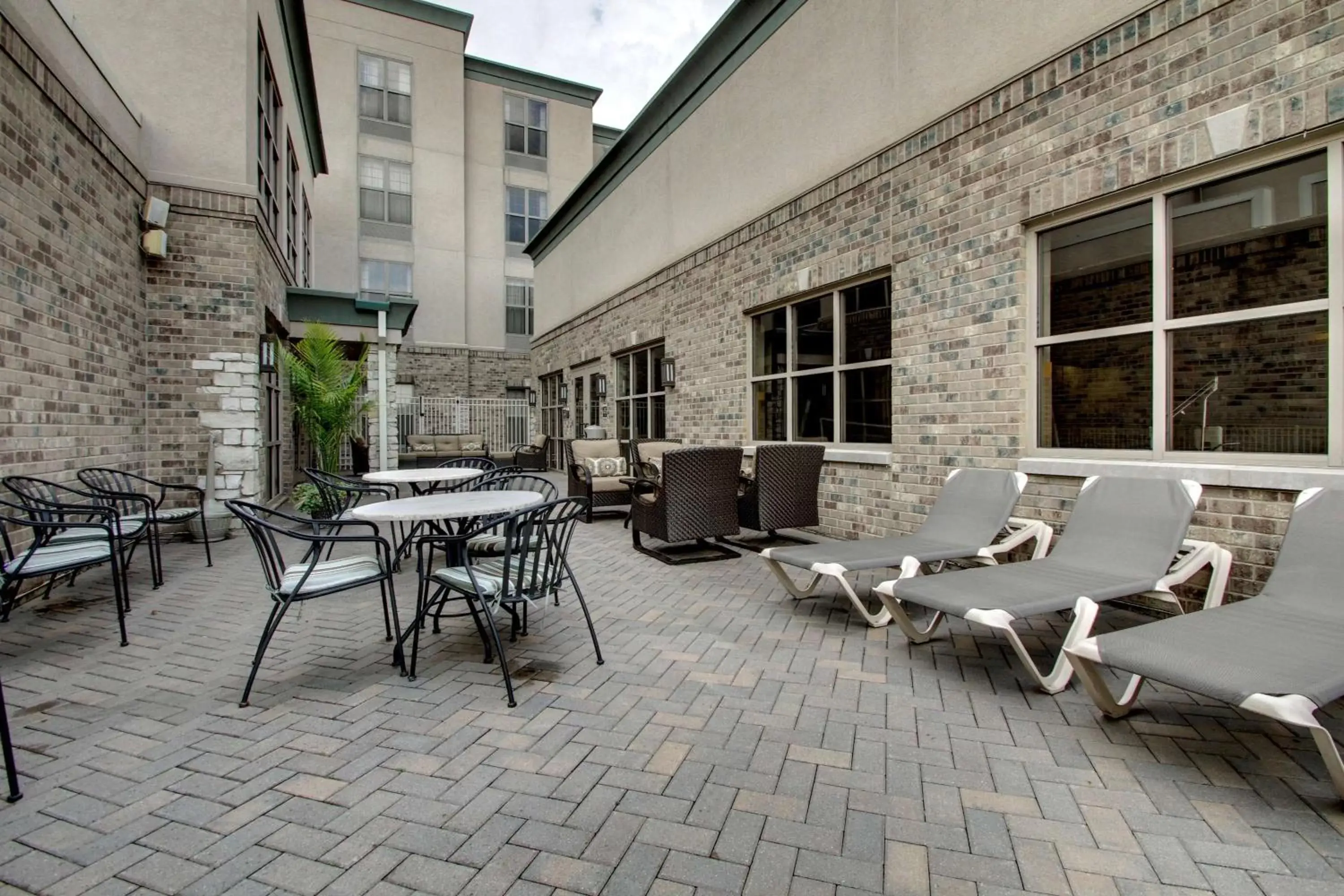 Patio in Hampton Inn & Suites Chicago/Aurora