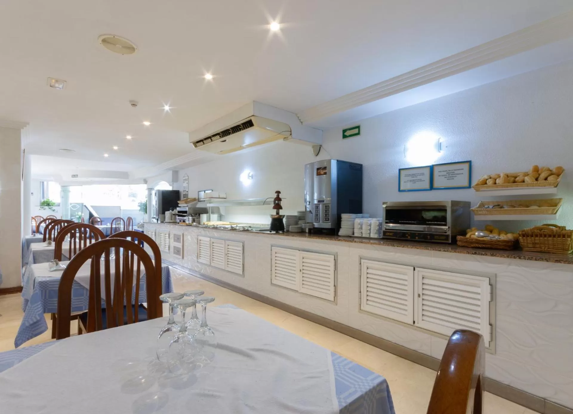 Restaurant/places to eat in Apartamentos Pez Azul