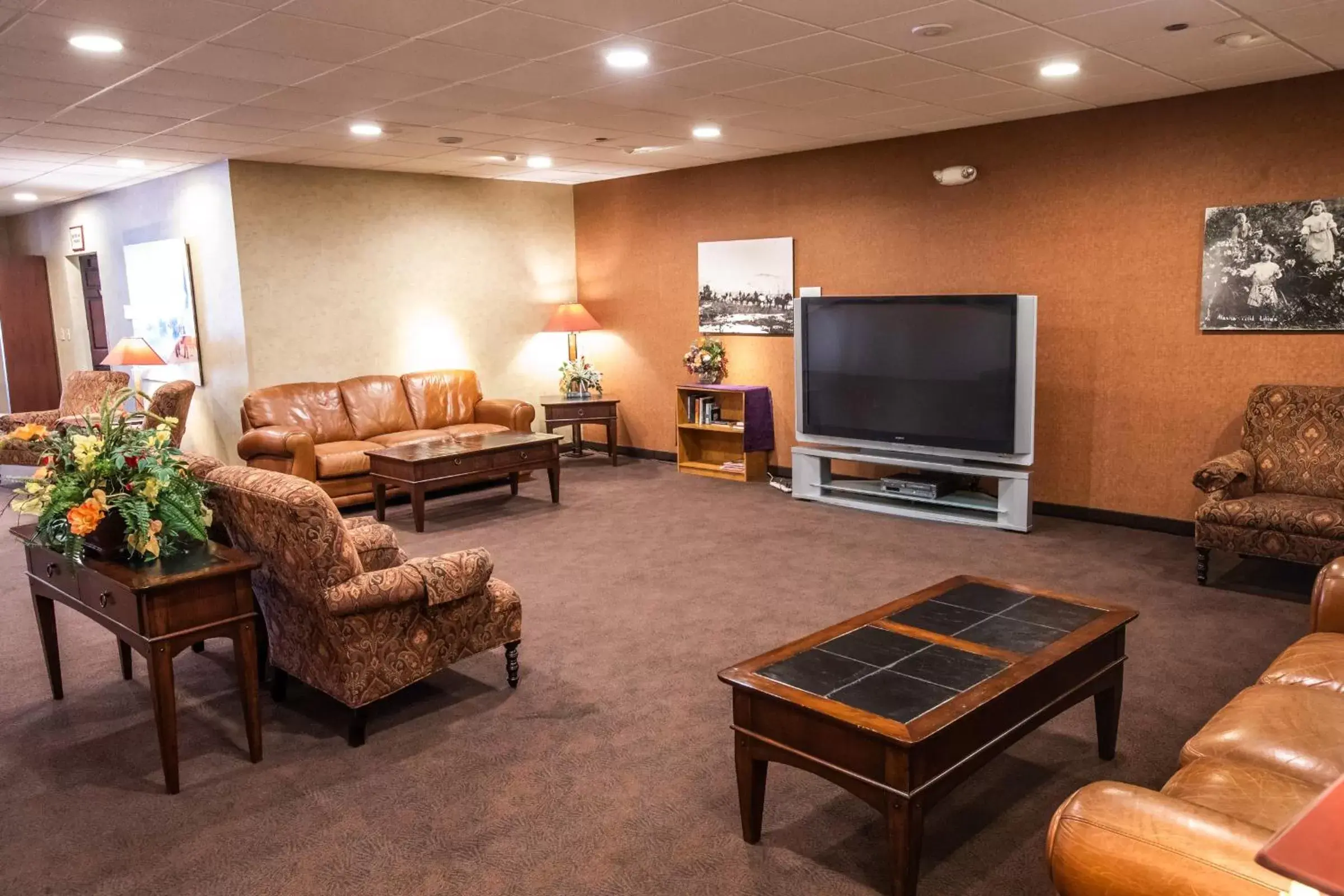 Communal lounge/ TV room, Seating Area in Sophie Station Suites