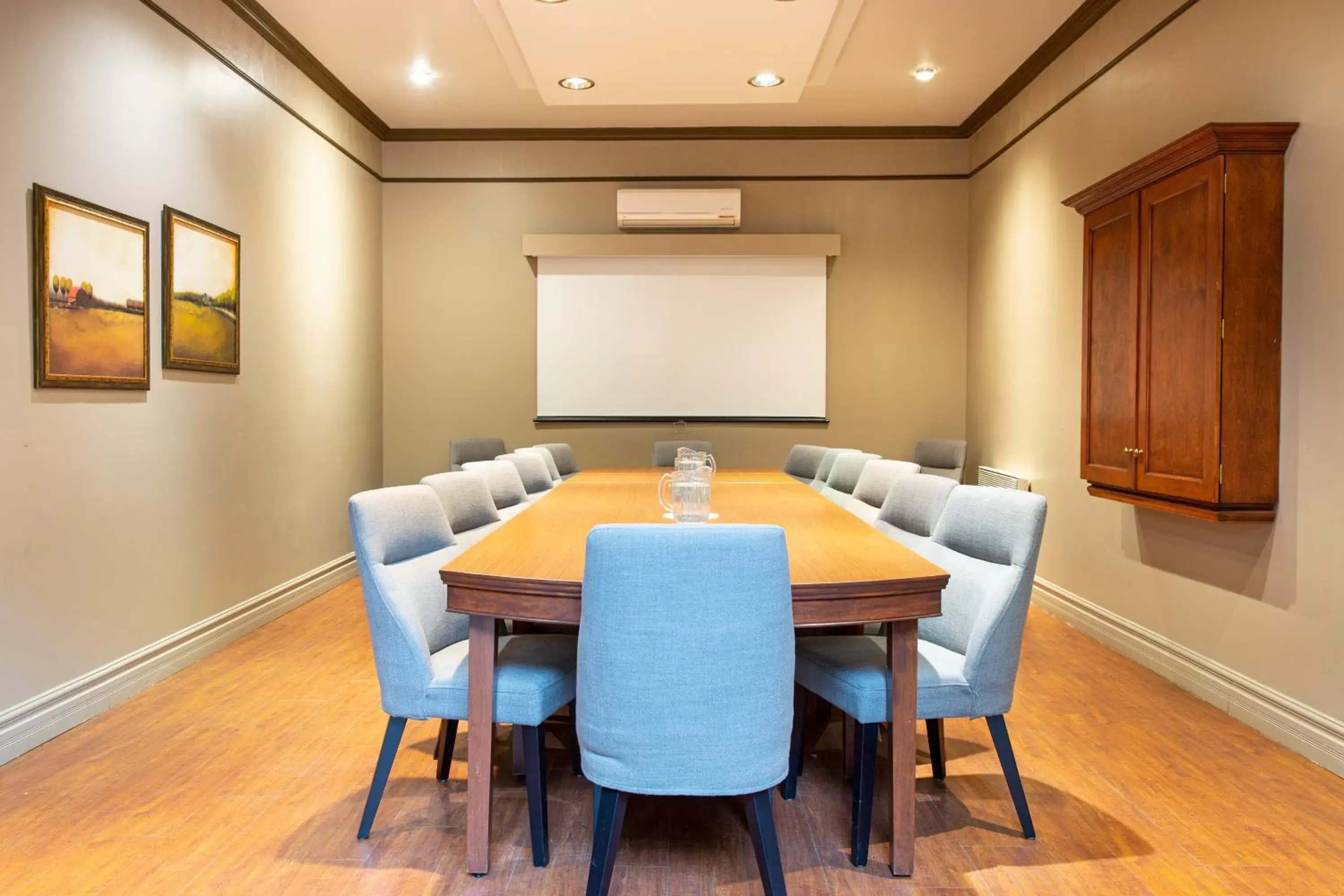 Meeting/conference room in Hotel L'Oiseliere Montmagny