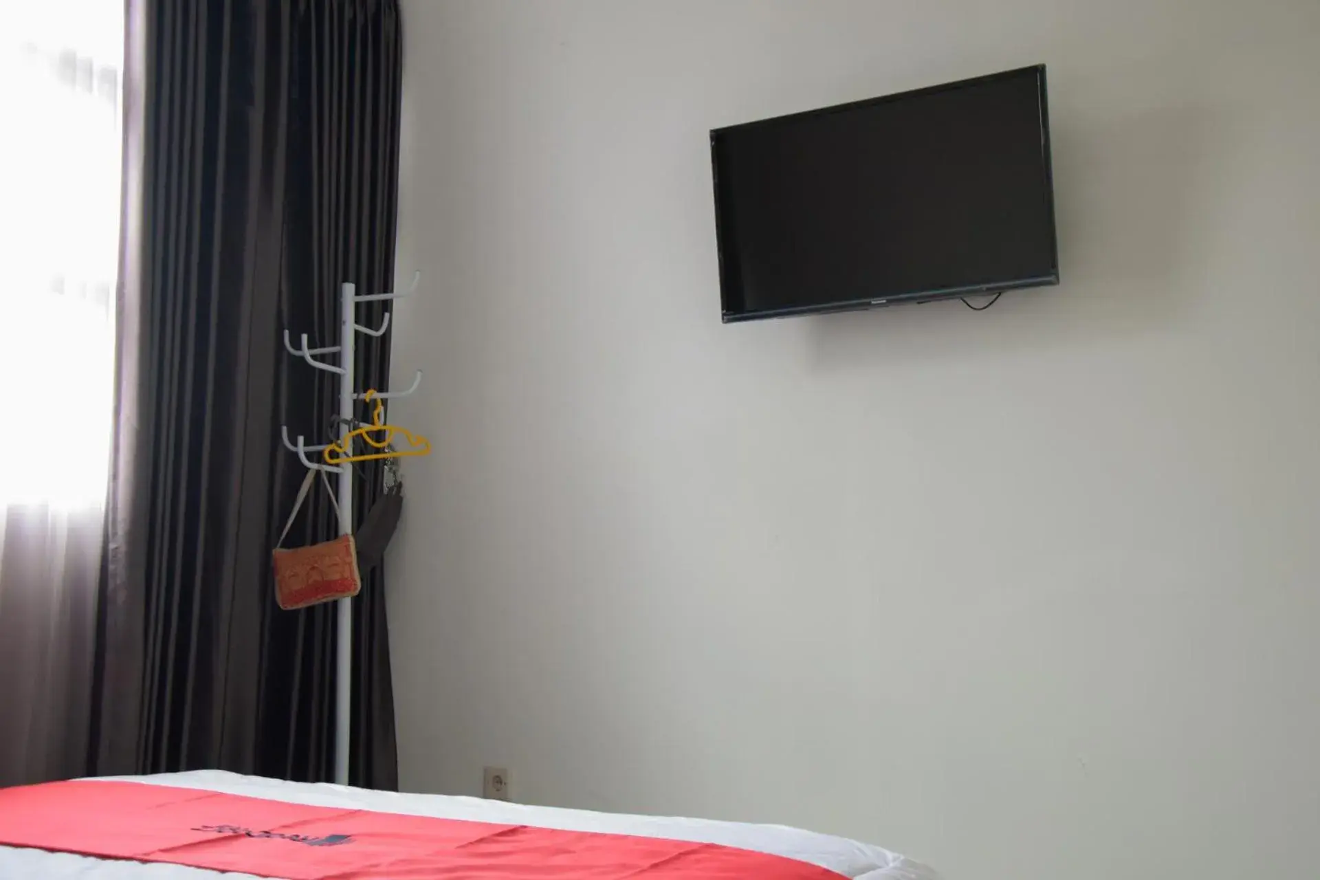 Bedroom, Bed in RedDoorz near GOR Satria Purwokerto Bedroom, Bed in RedDoorz near GOR Satria Purwokerto