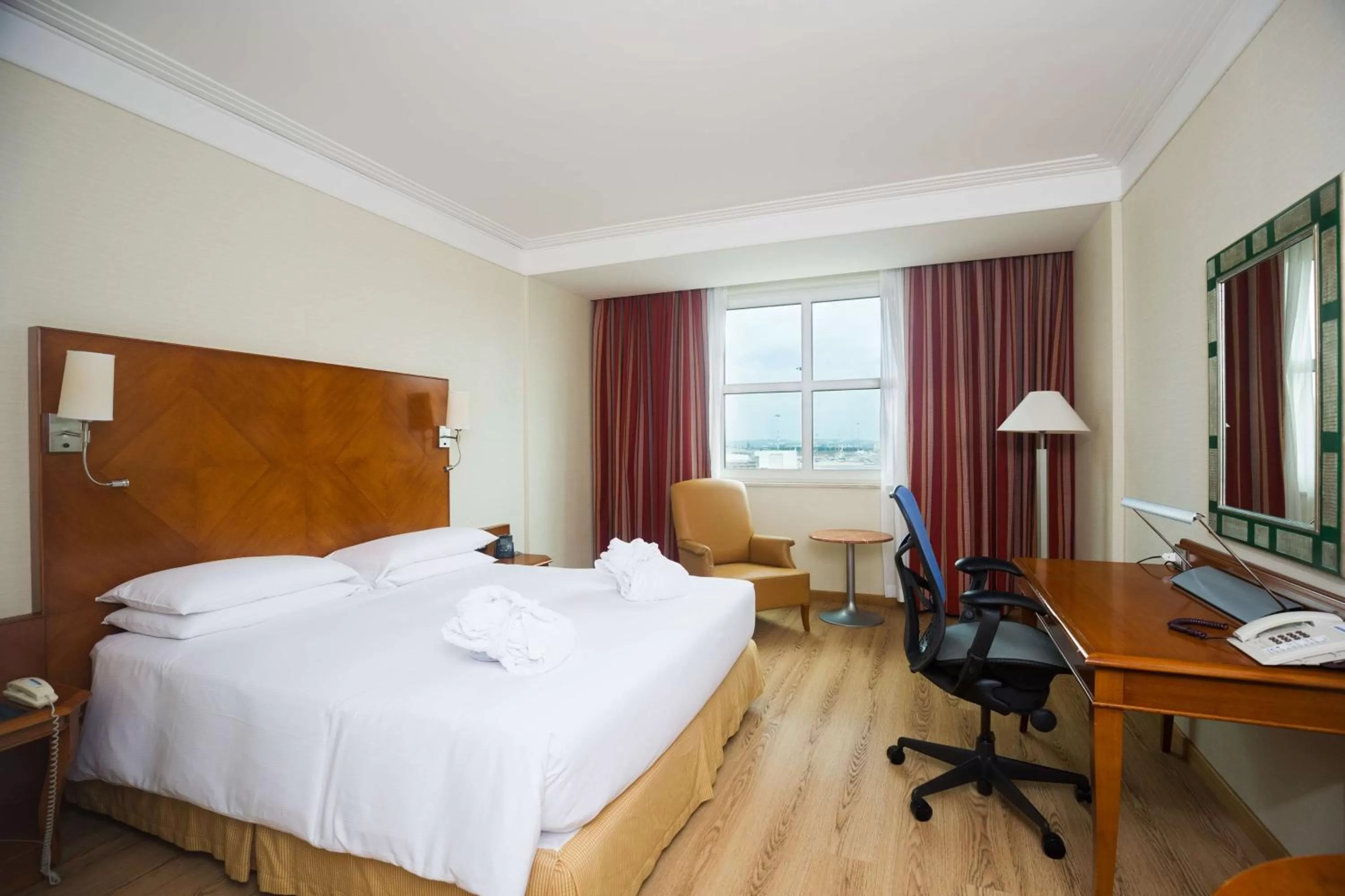 Bedroom, Bed in Hilton Rome Airport