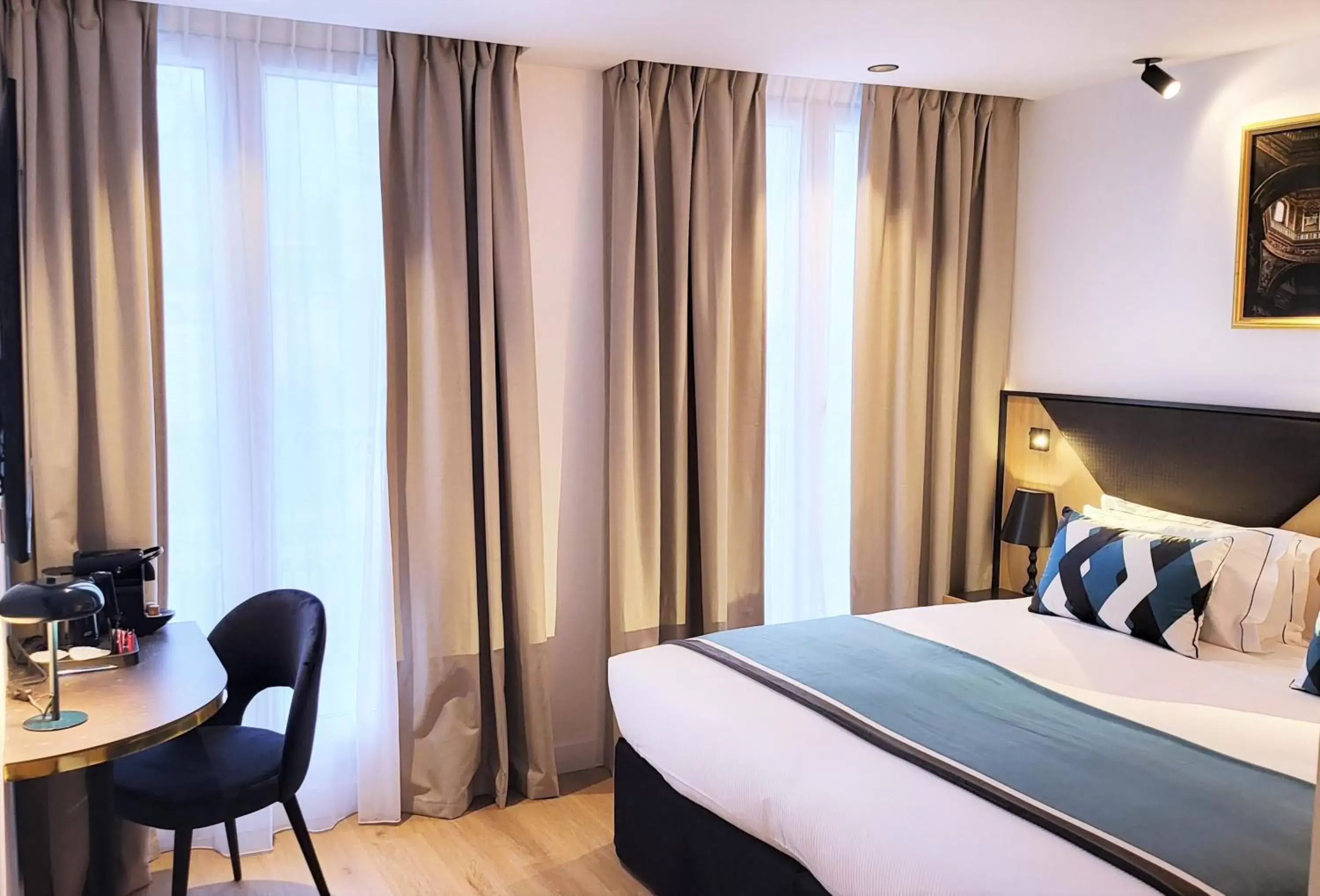 Photo of the whole room, Bed in Star Champs-Elysées