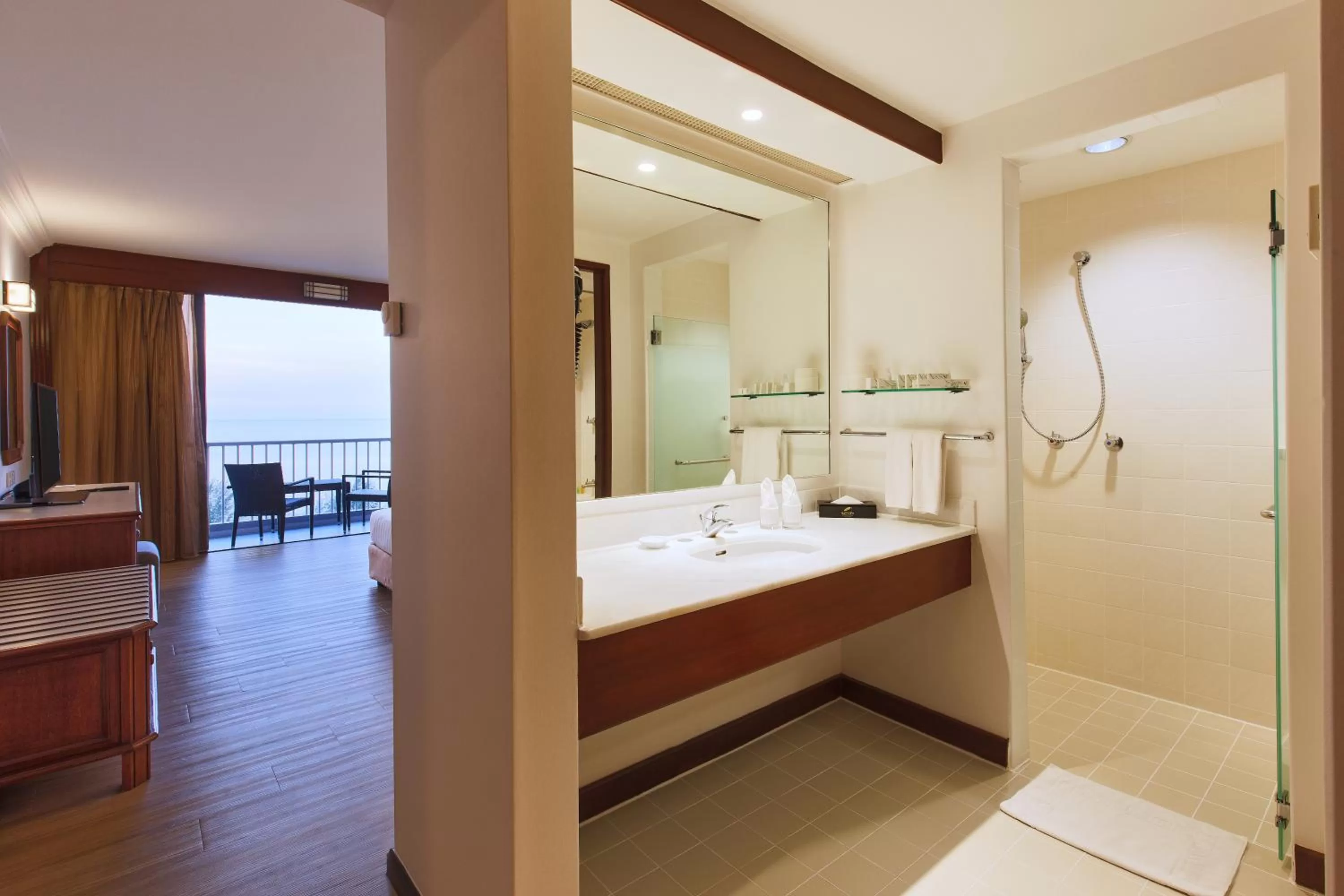 Bathroom, Bed in The Bayview Beach Resort