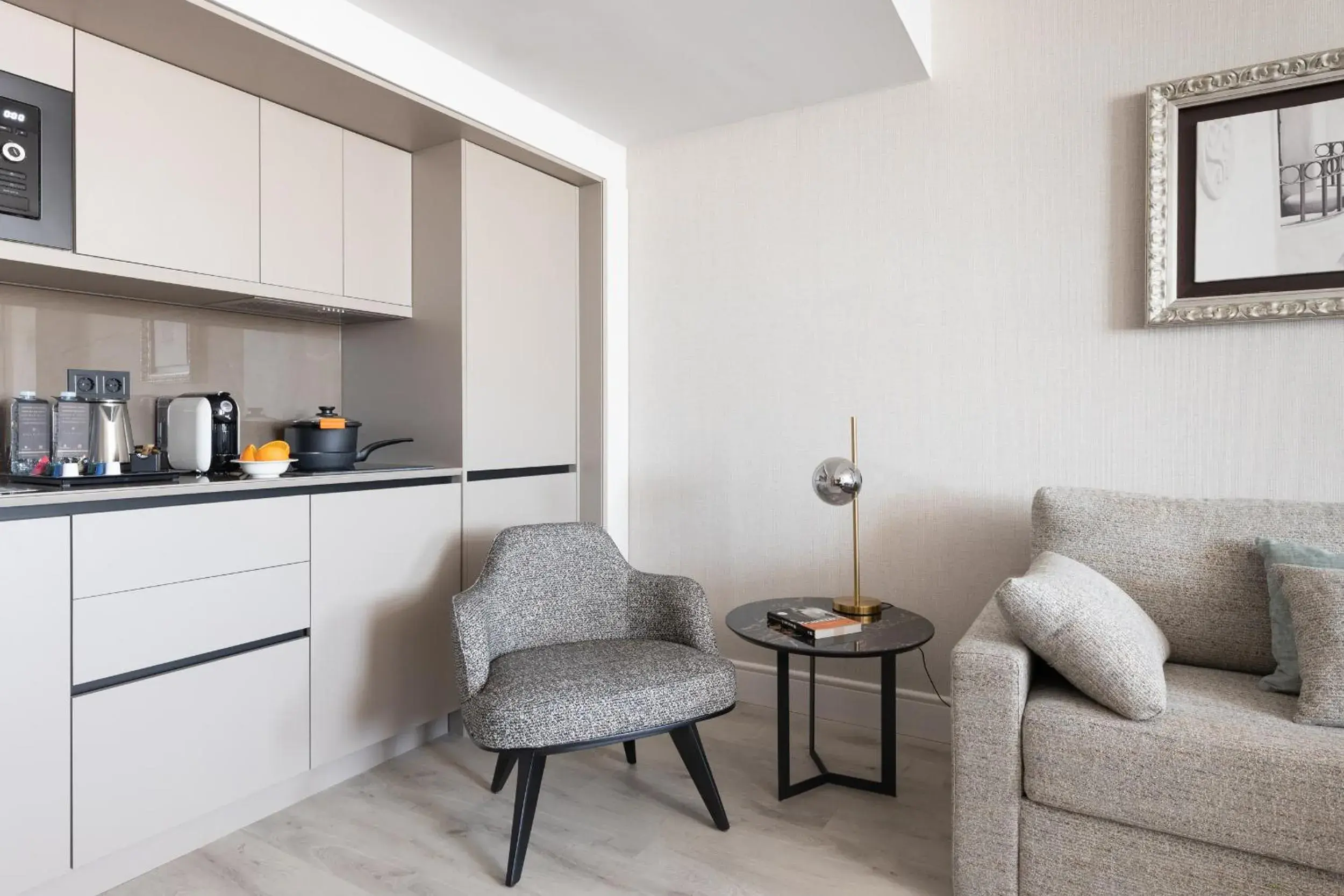Kitchen or kitchenette, Seating Area in Suites Center Barcelona
