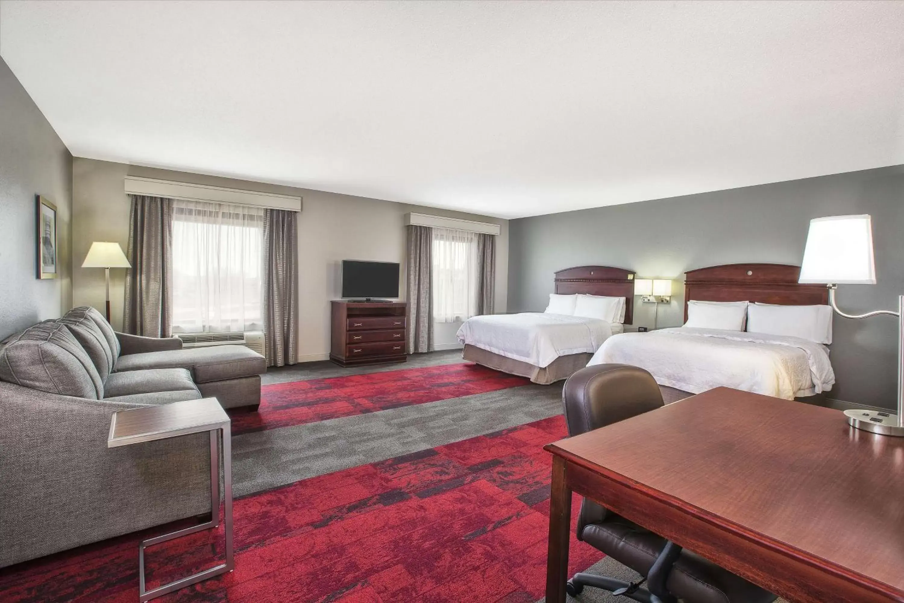 Bed, Seating Area in Hampton Inn & Suites Madison - West