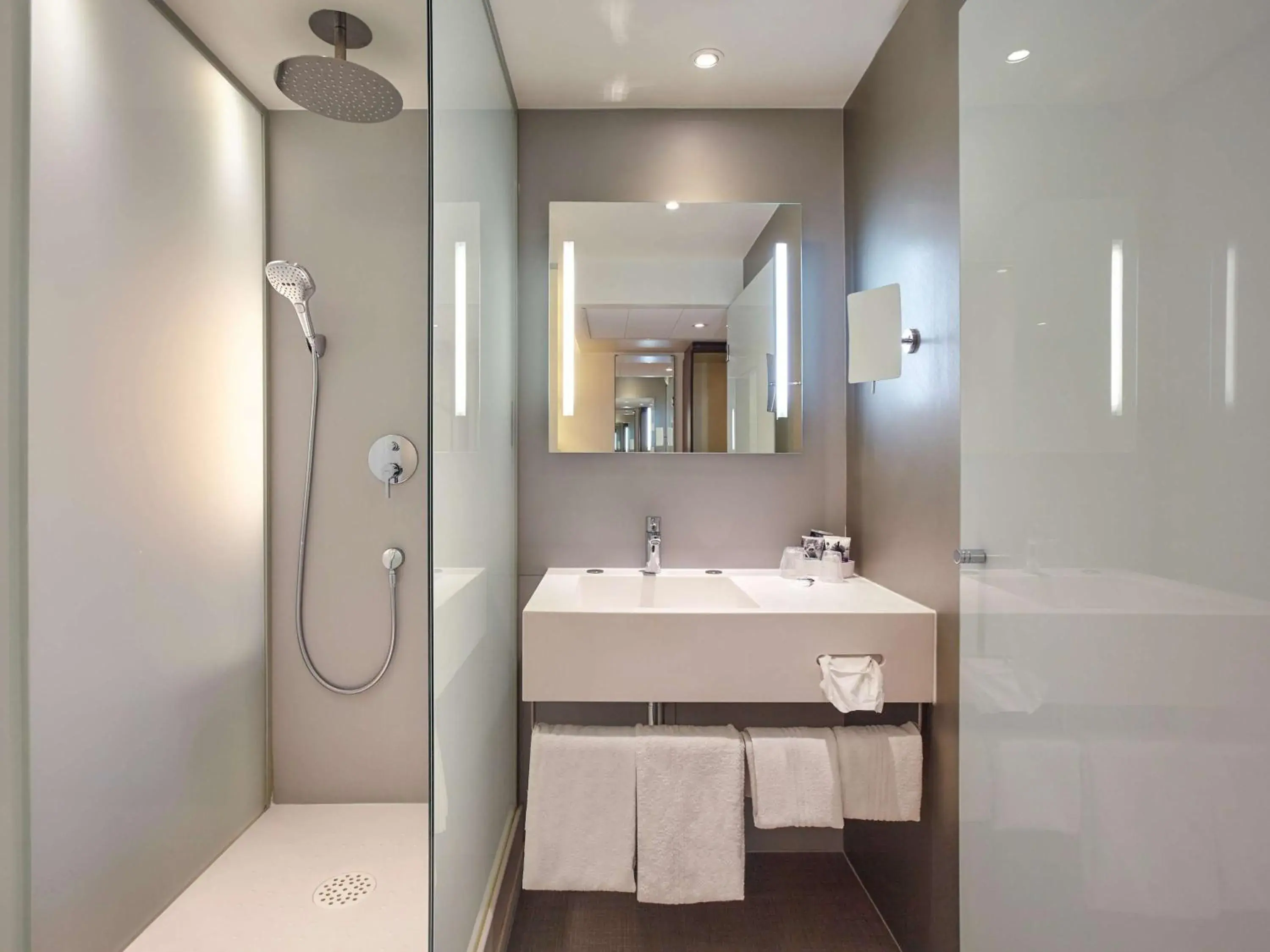 Photo of the whole room, Bathroom in Mercure Paris Arc De Triomphe Etoile
