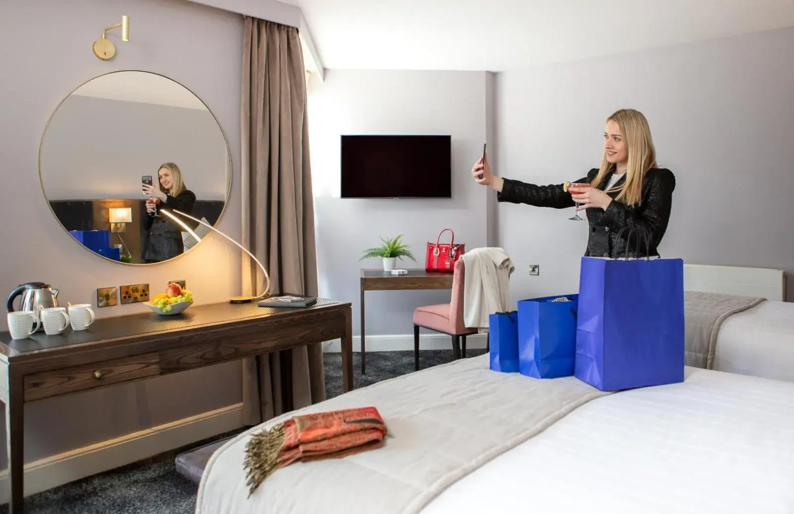 Bed, TV/Entertainment Center in Dublin Skylon Hotel