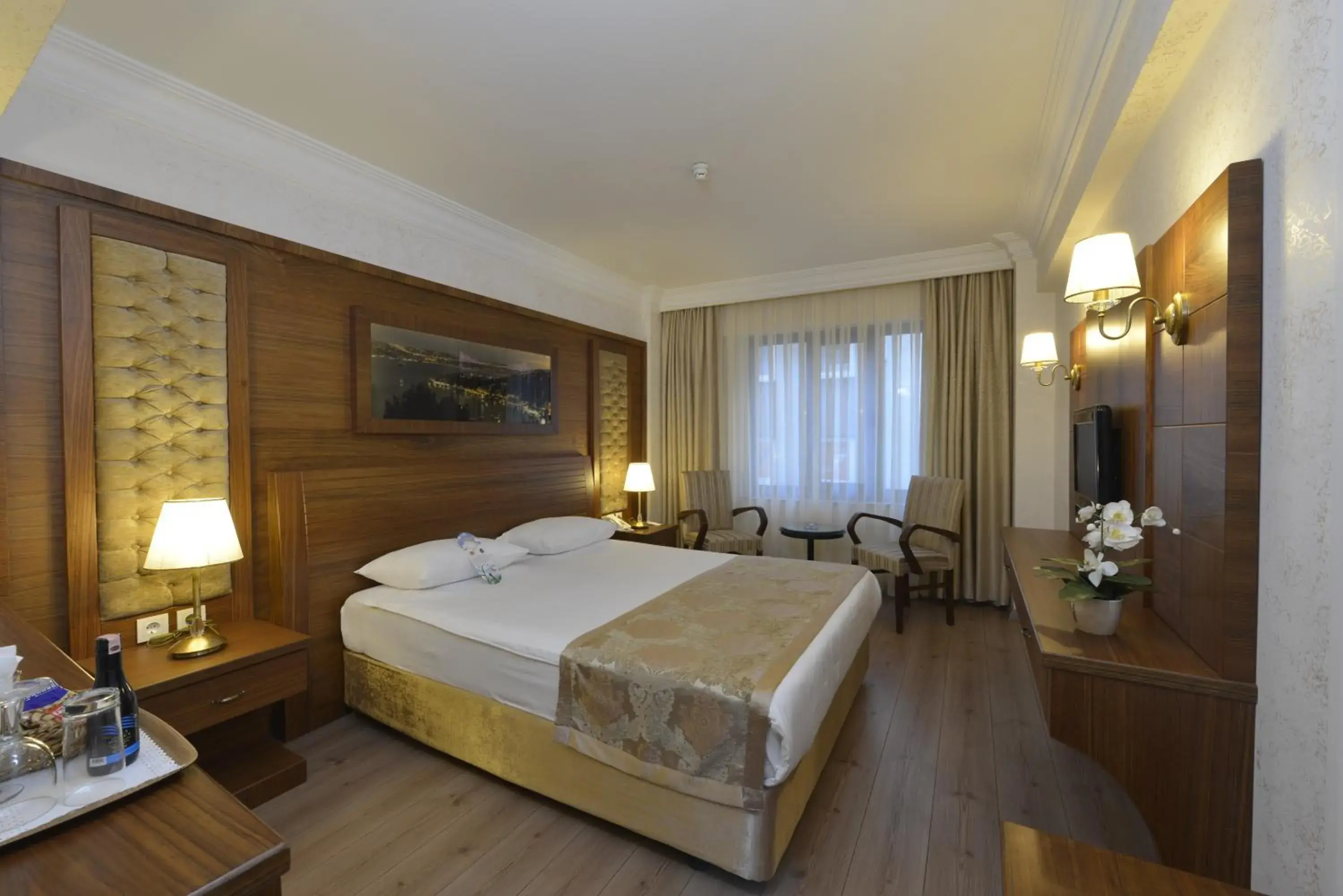 Photo of the whole room, Bed in Hotel Yigitalp Istanbul