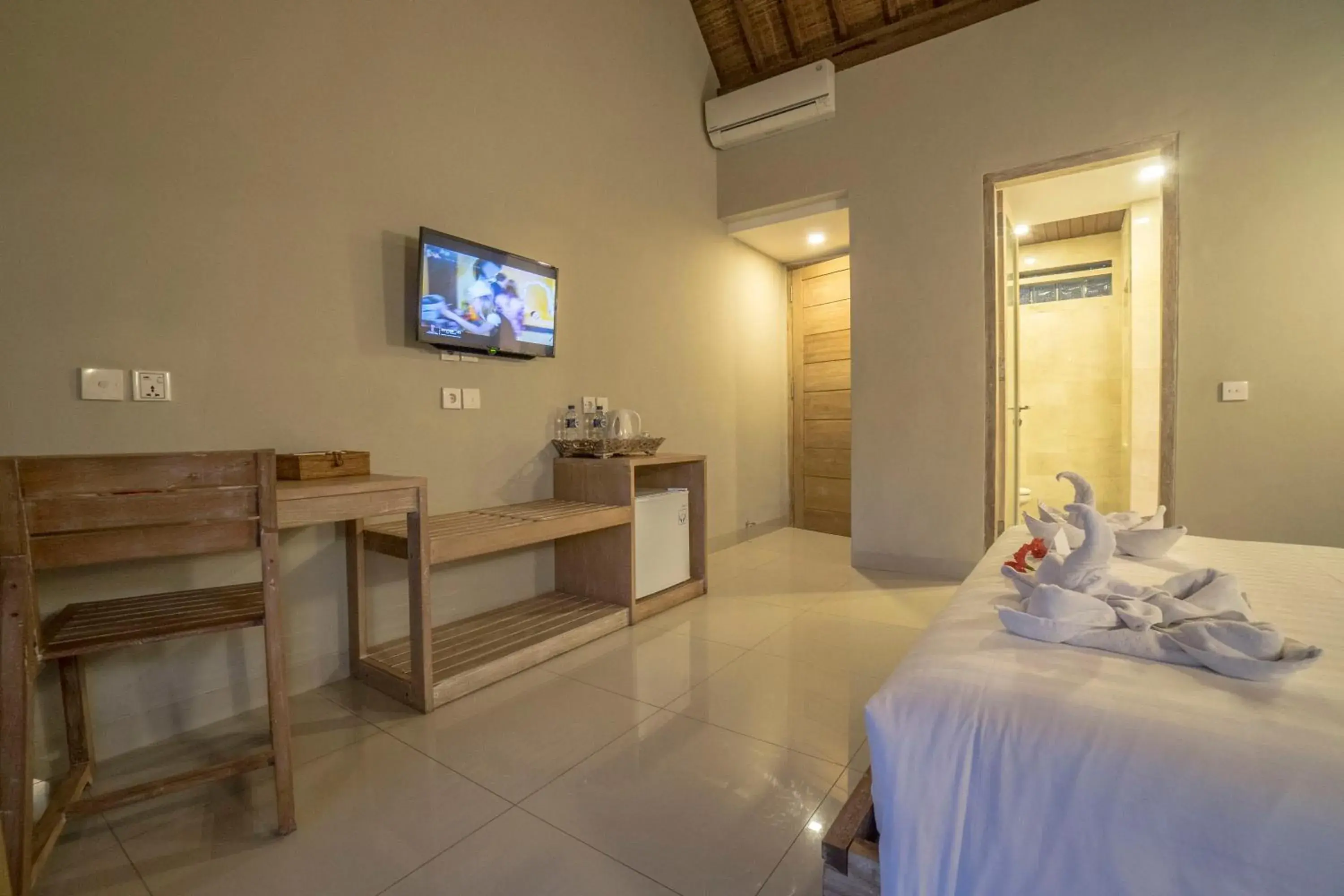 Bed, TV/Entertainment Center in Tetirah Boutique Hotel