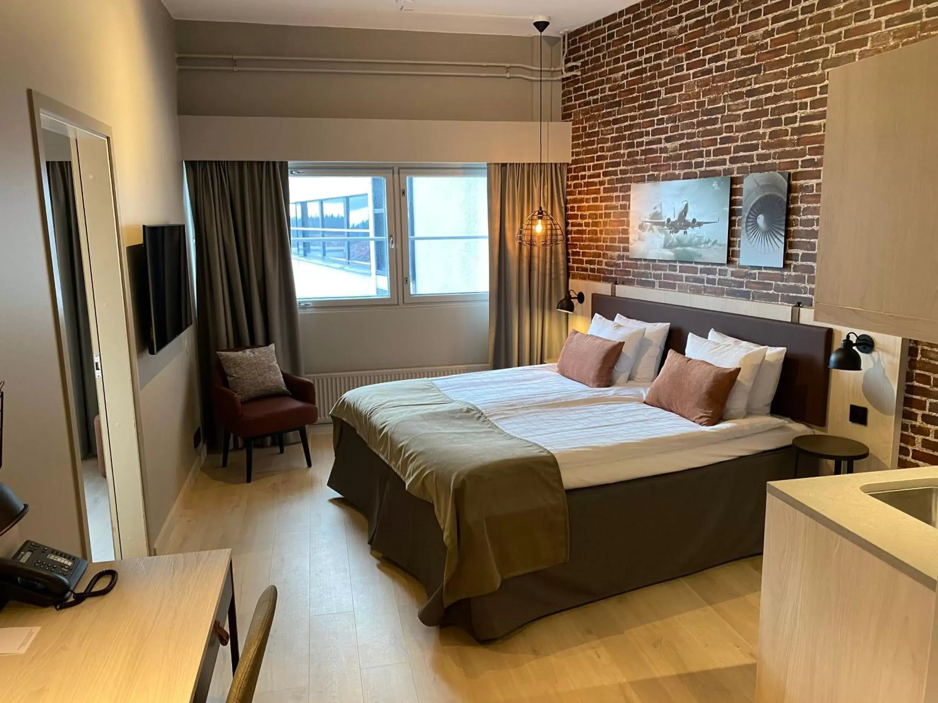 Bedroom, Bed in Skyline Airport Hotel