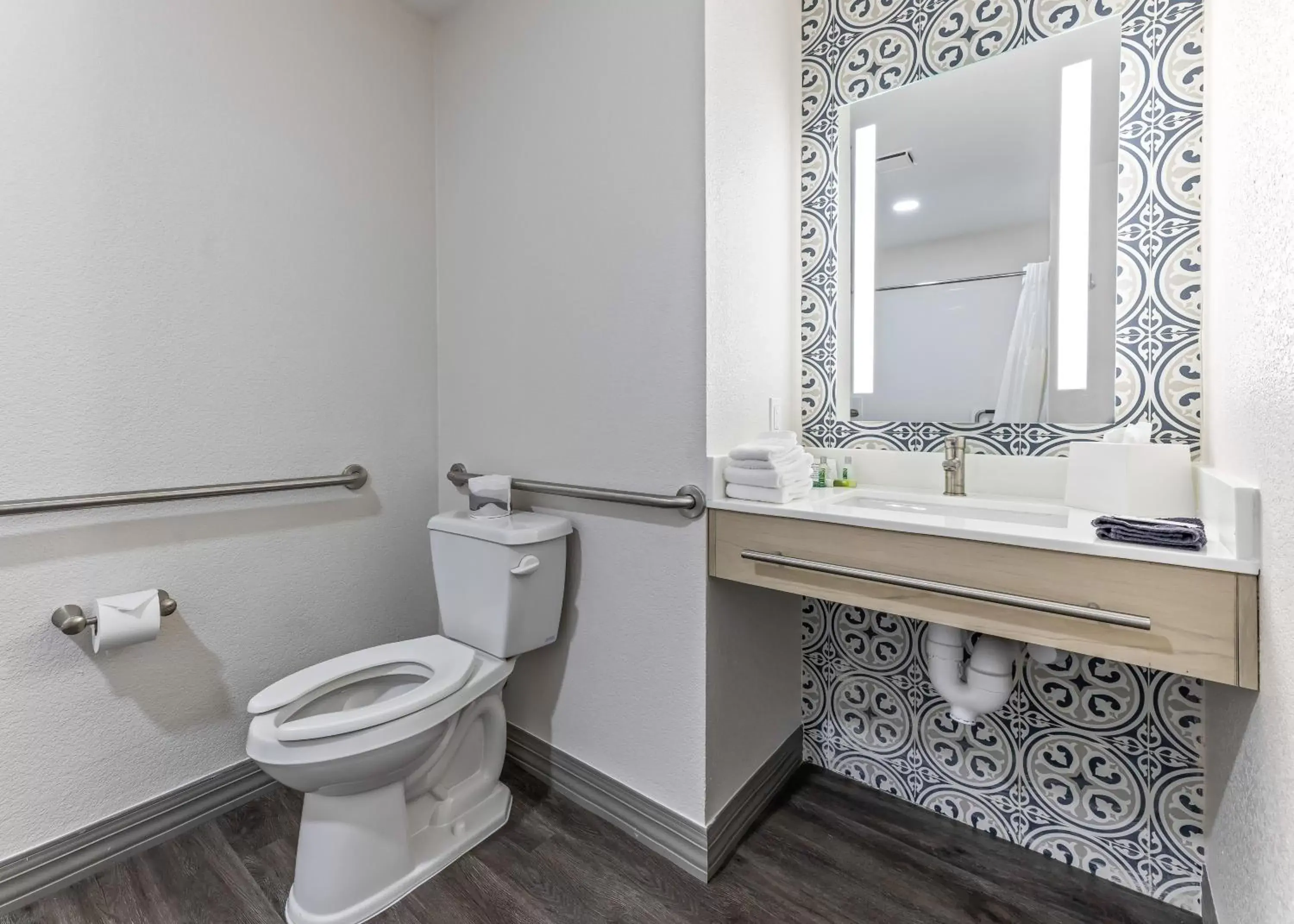 Bathroom in Hillstone Inn Tulare, Ascend Hotel Collection