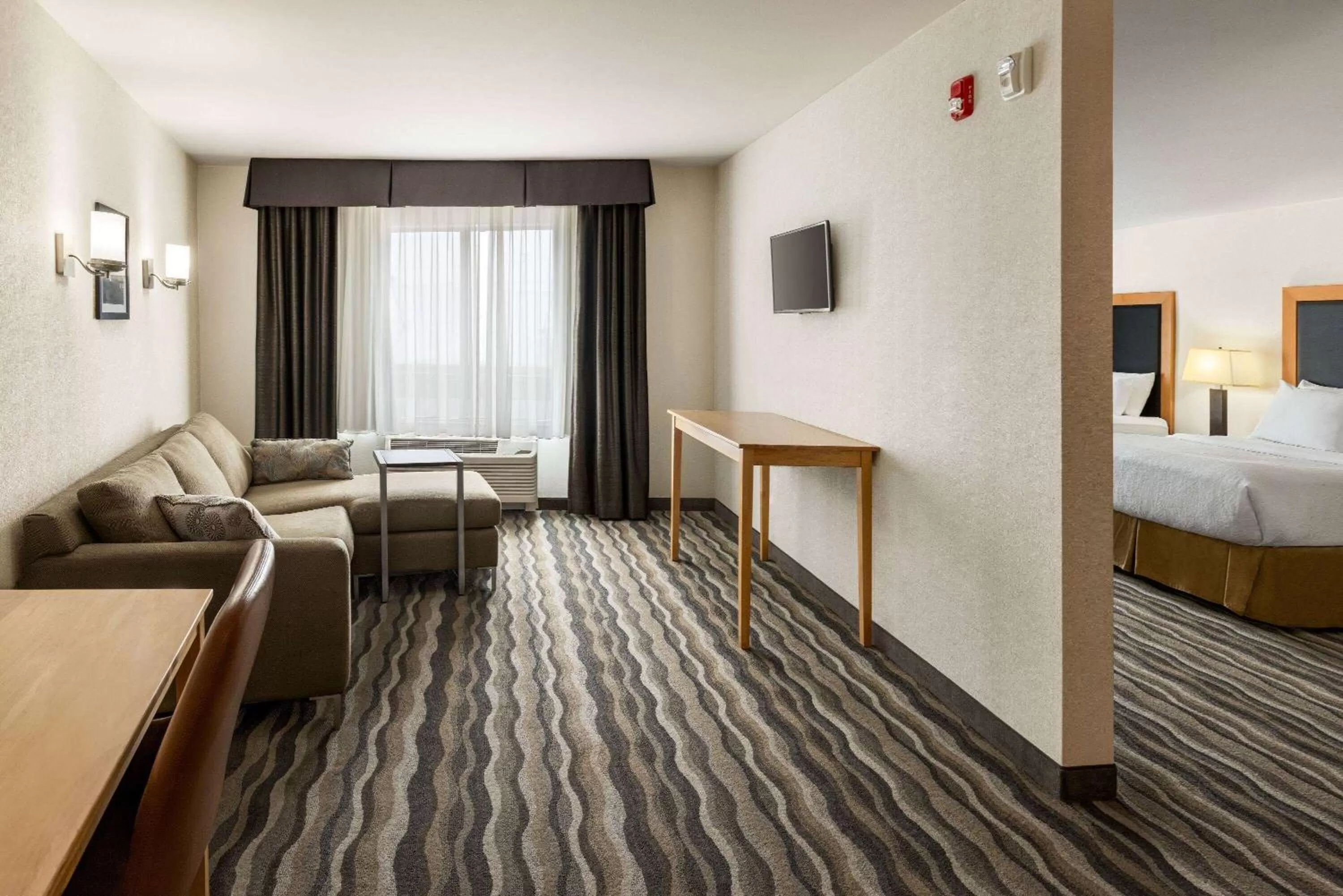 Photo of the whole room, Bed in Wyndham Avon