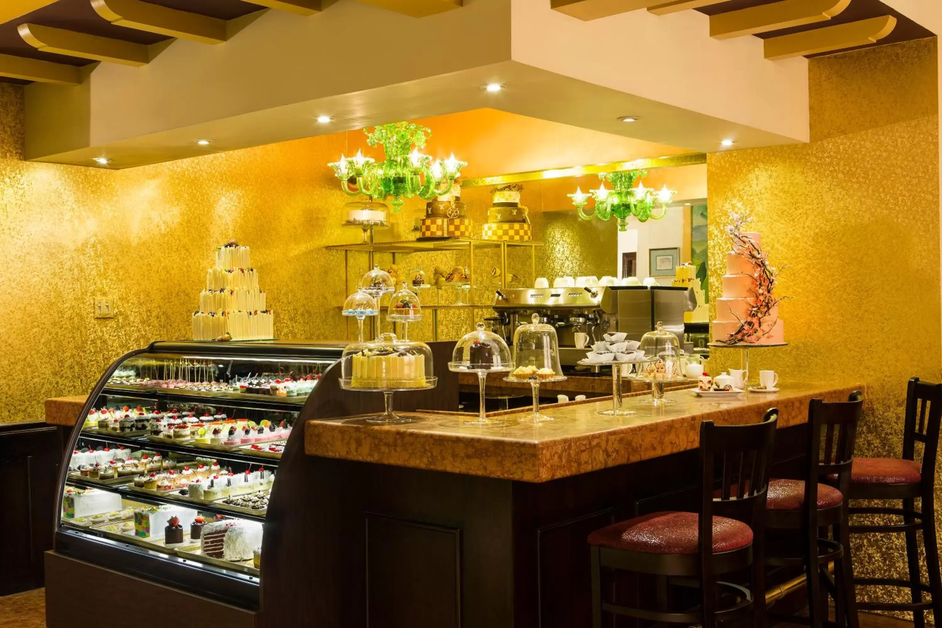 Coffee/tea facilities, Restaurant/Places to Eat in Terra Nova All Suite Hotel