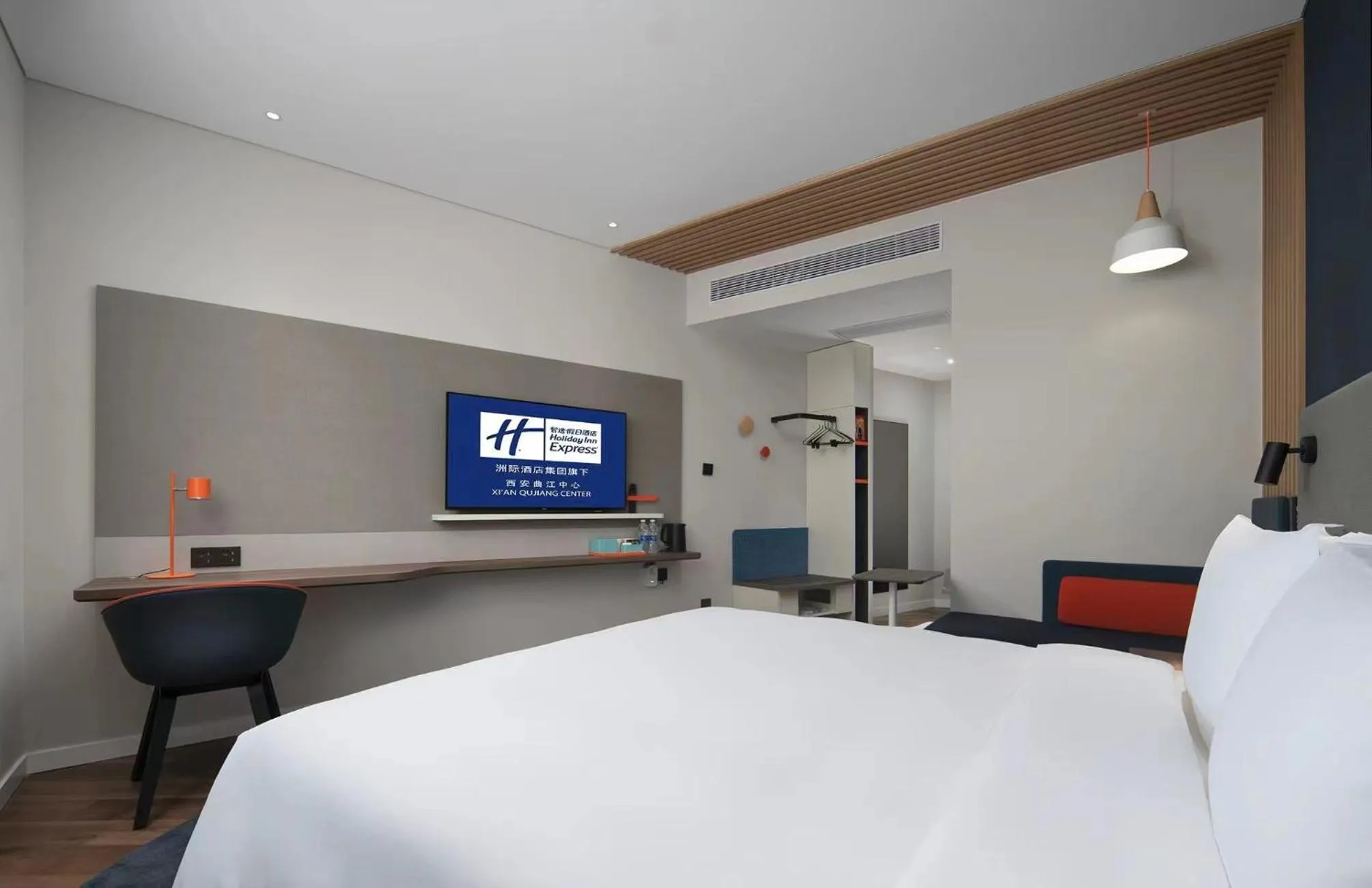 Property building, Bed in Holiday Inn Express Xi'an Qujiang Center by IHG