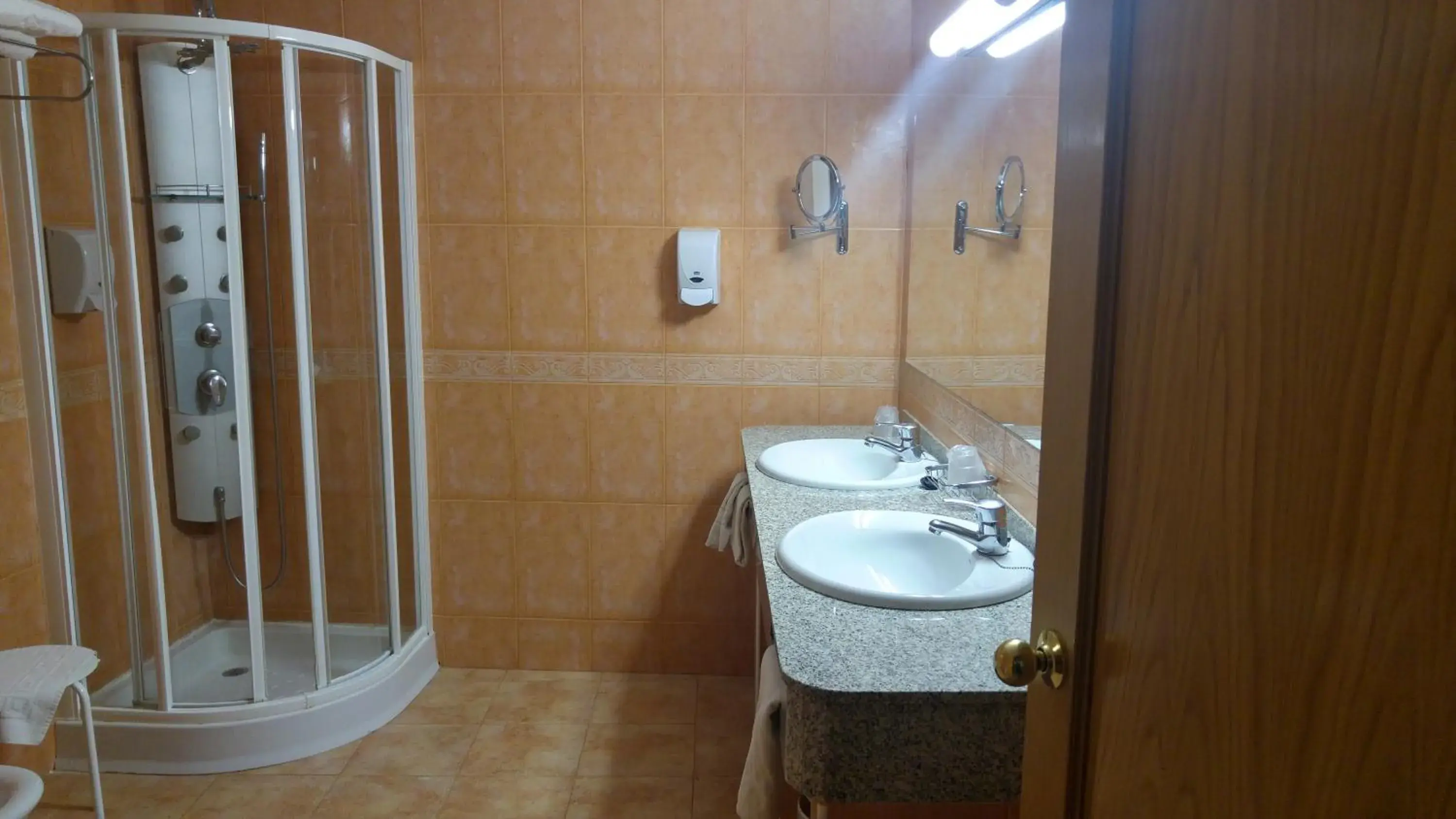 Shower, Bathroom in Hotel Cabañas