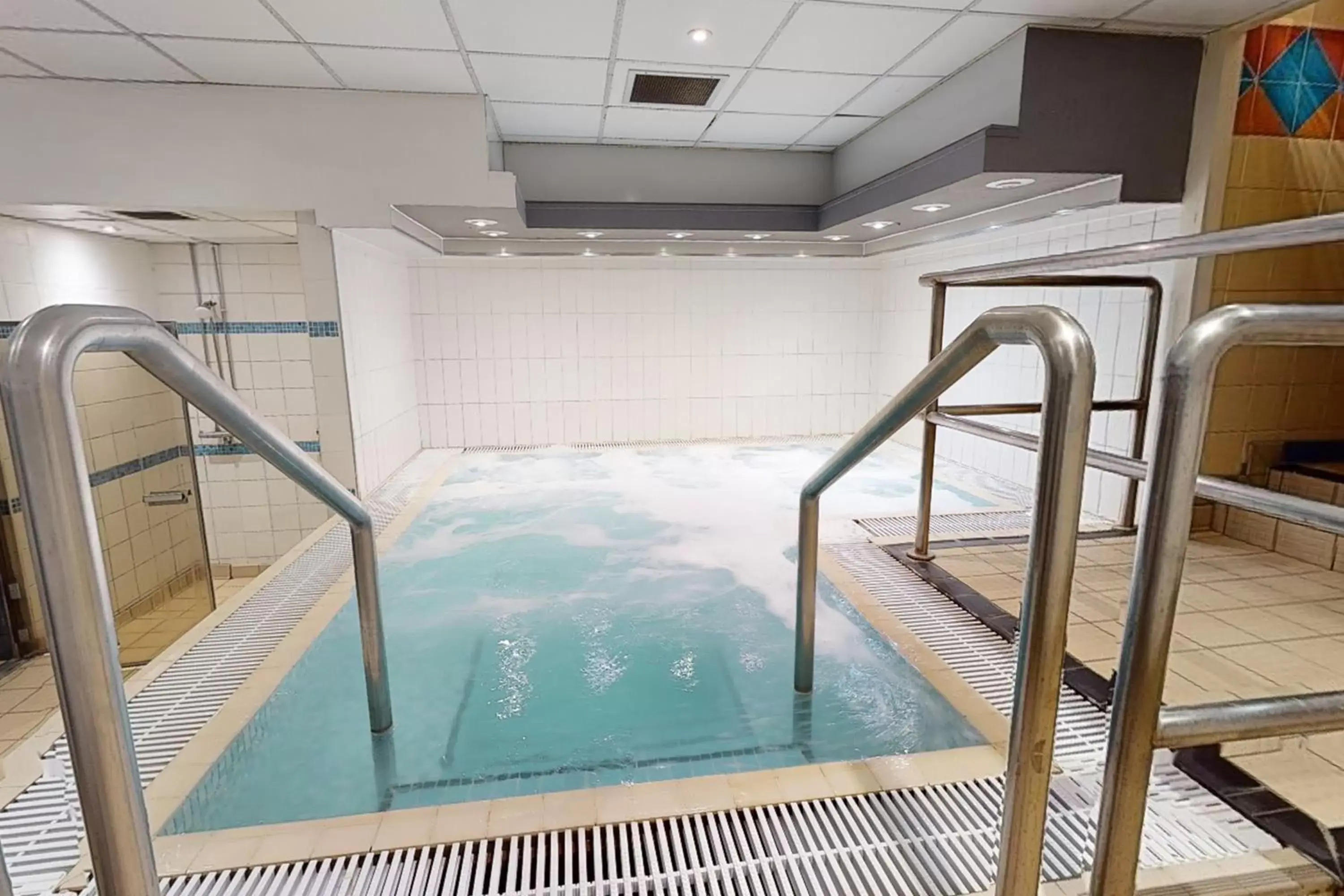 Hot Tub, Swimming Pool in Village Hotel Manchester Hyde