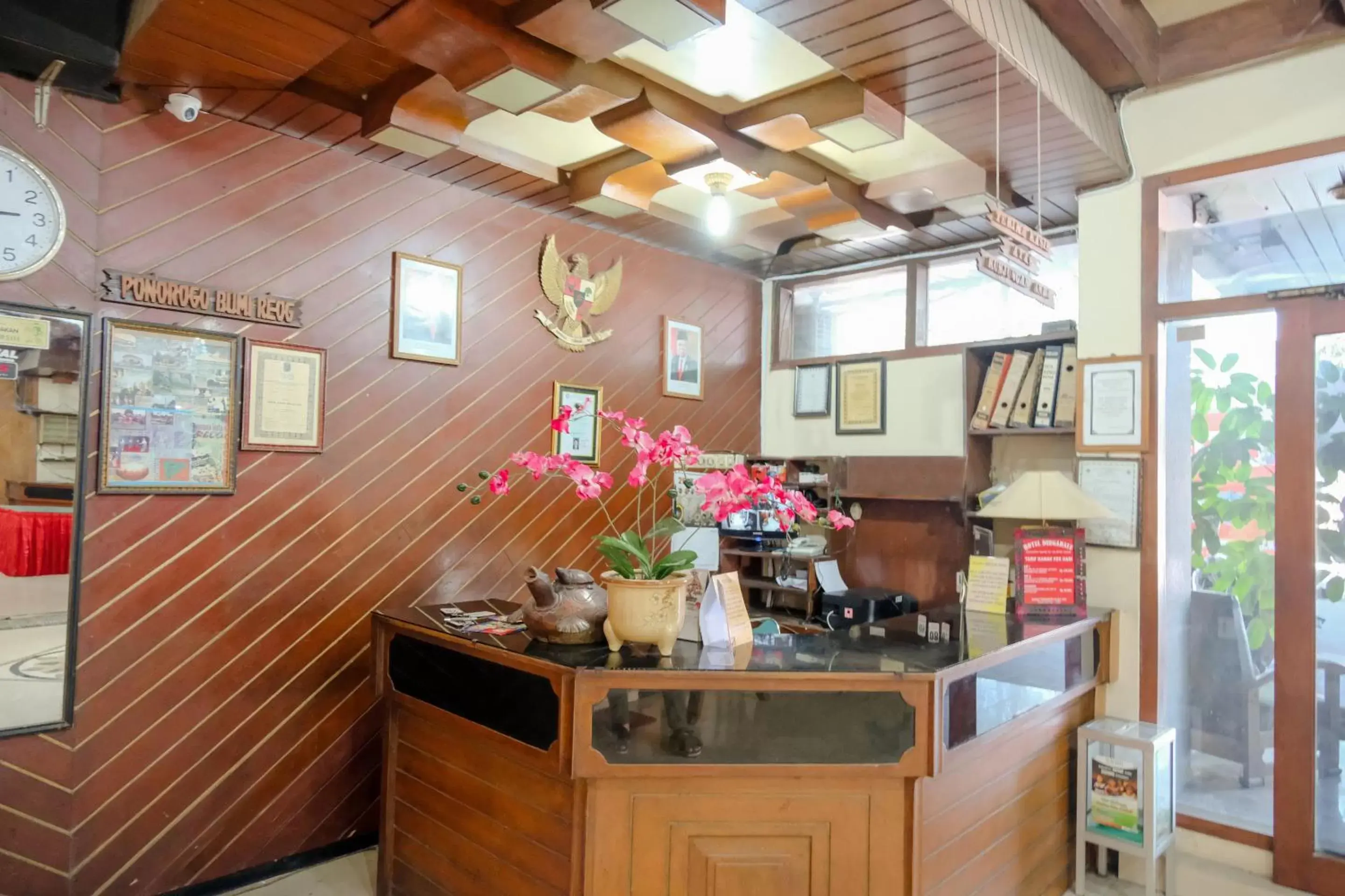 Lobby or reception, Kitchen/Kitchenette in SUPER OYO 1761 Hotel Dirgahayu