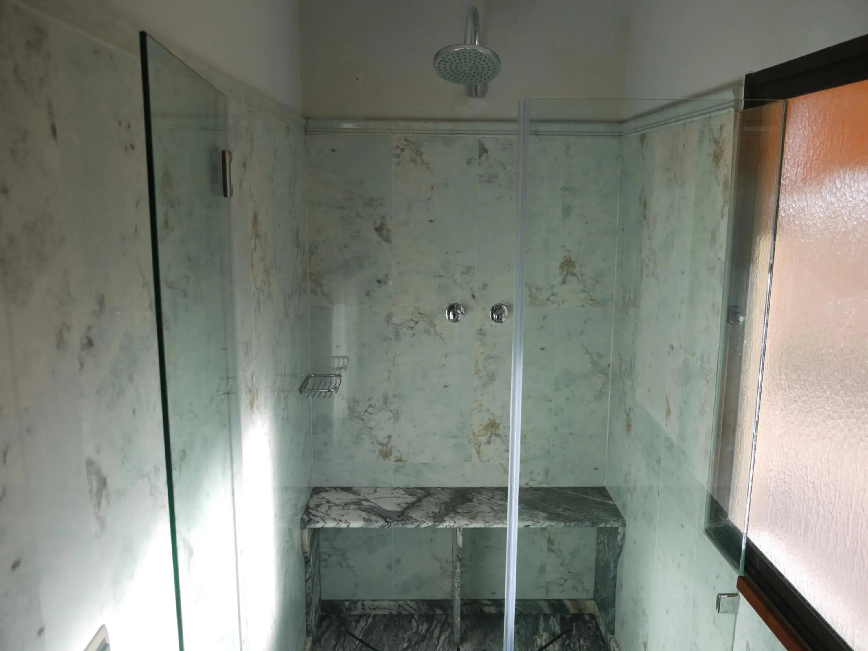 Shower, Bathroom in Hotel Sablón