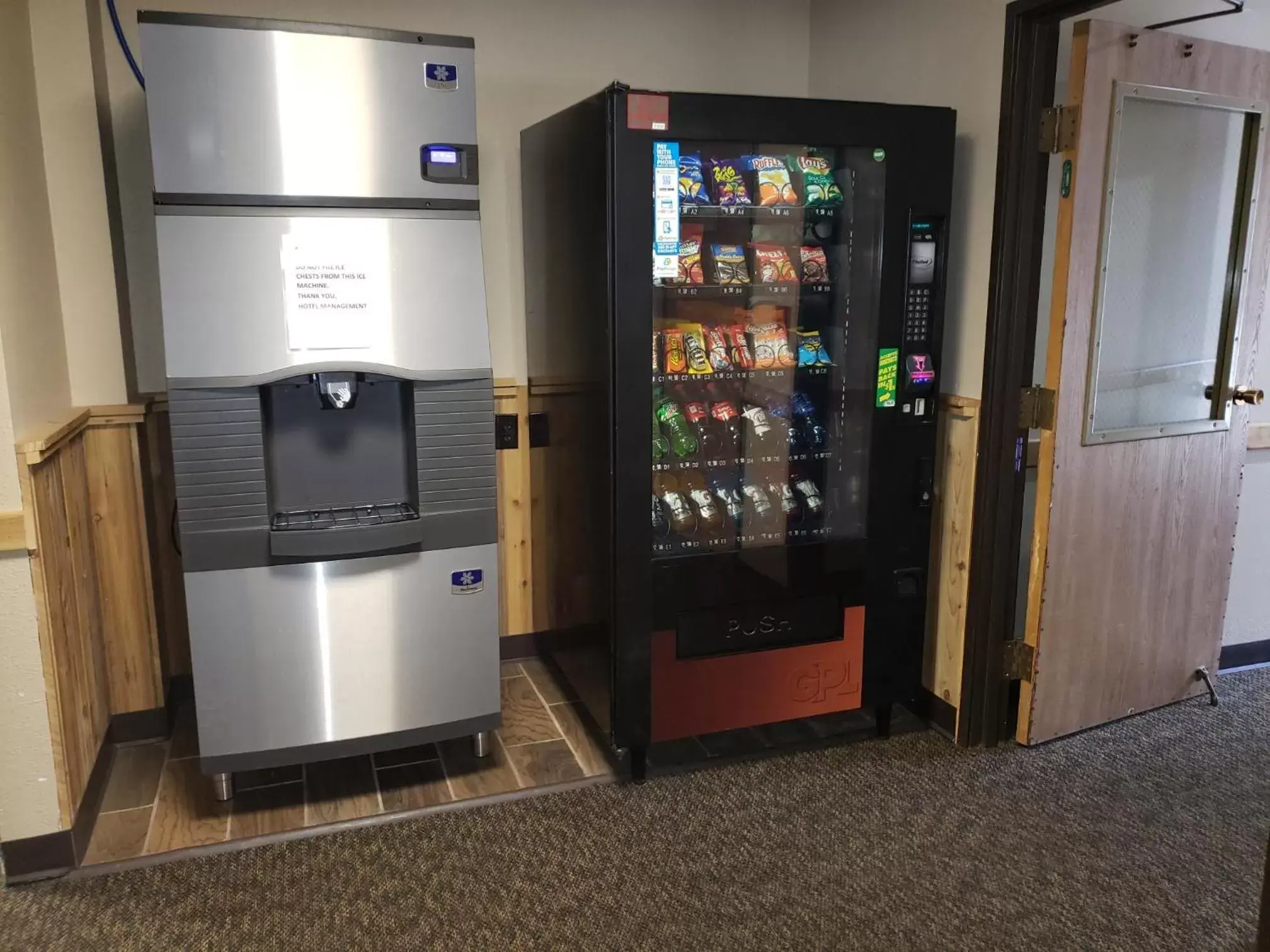 vending machine in Woodside Dells Hotel & Suites