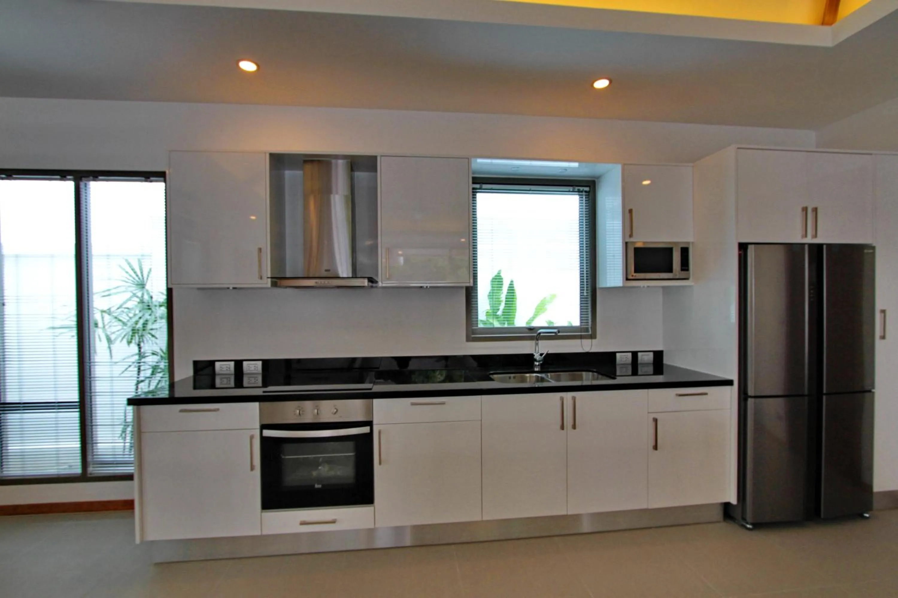 Kitchen or kitchenette in Ya Nui Beach Villas
