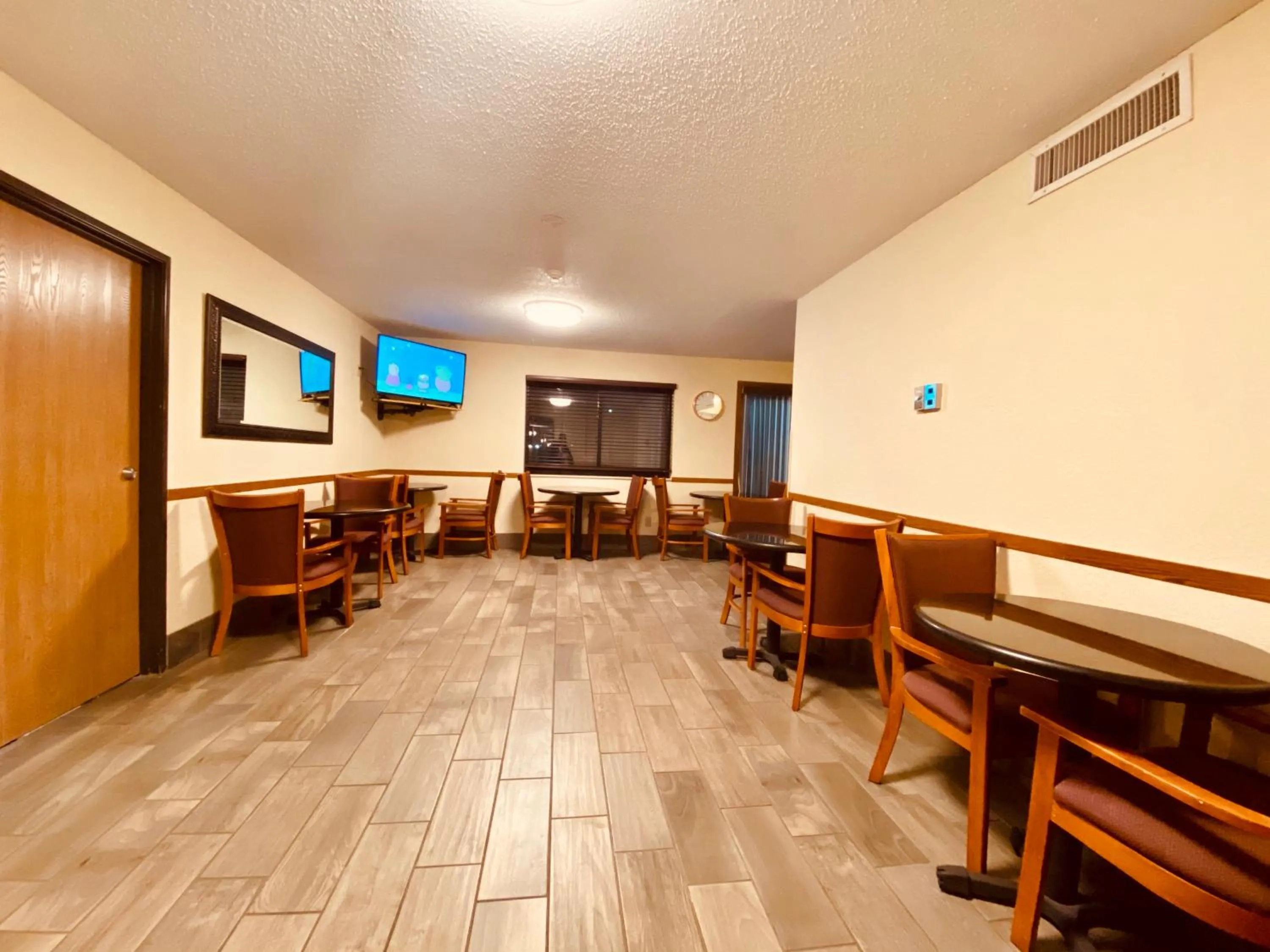 Super 8 by Wyndham Lawrence KU