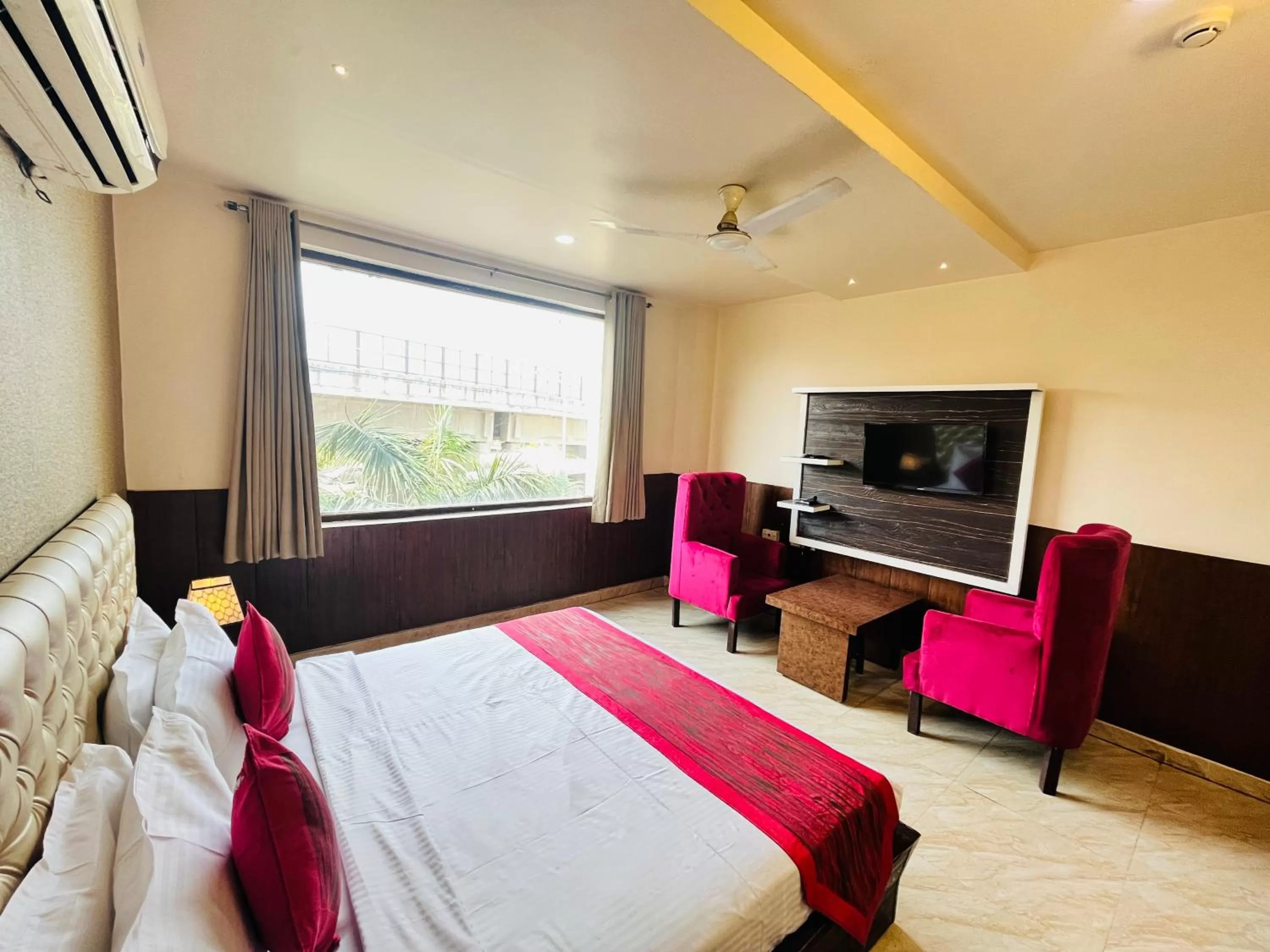 Bed in Hotel The Leaf - Gomti Nagar Lucknow