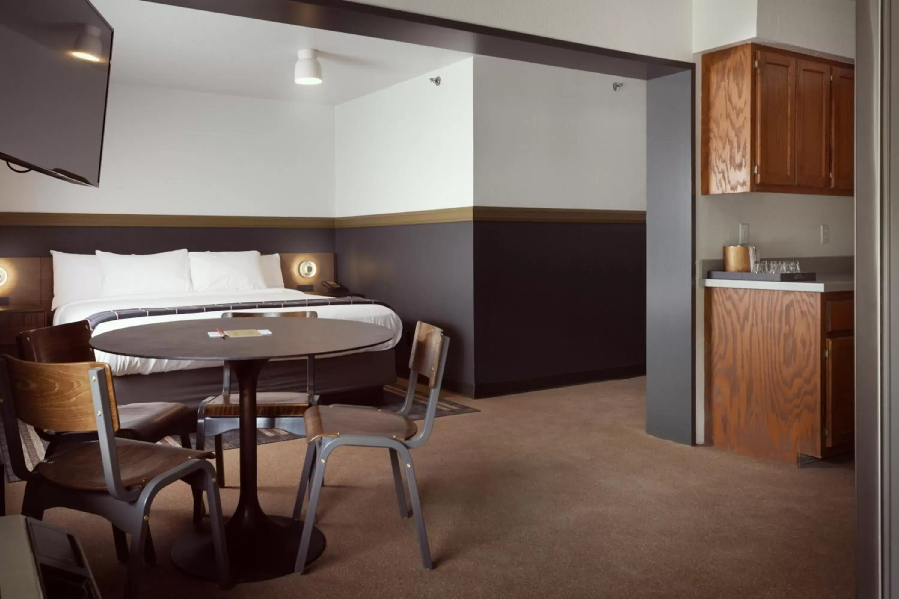 Bed, Dining Area in The Ozarker Lodge