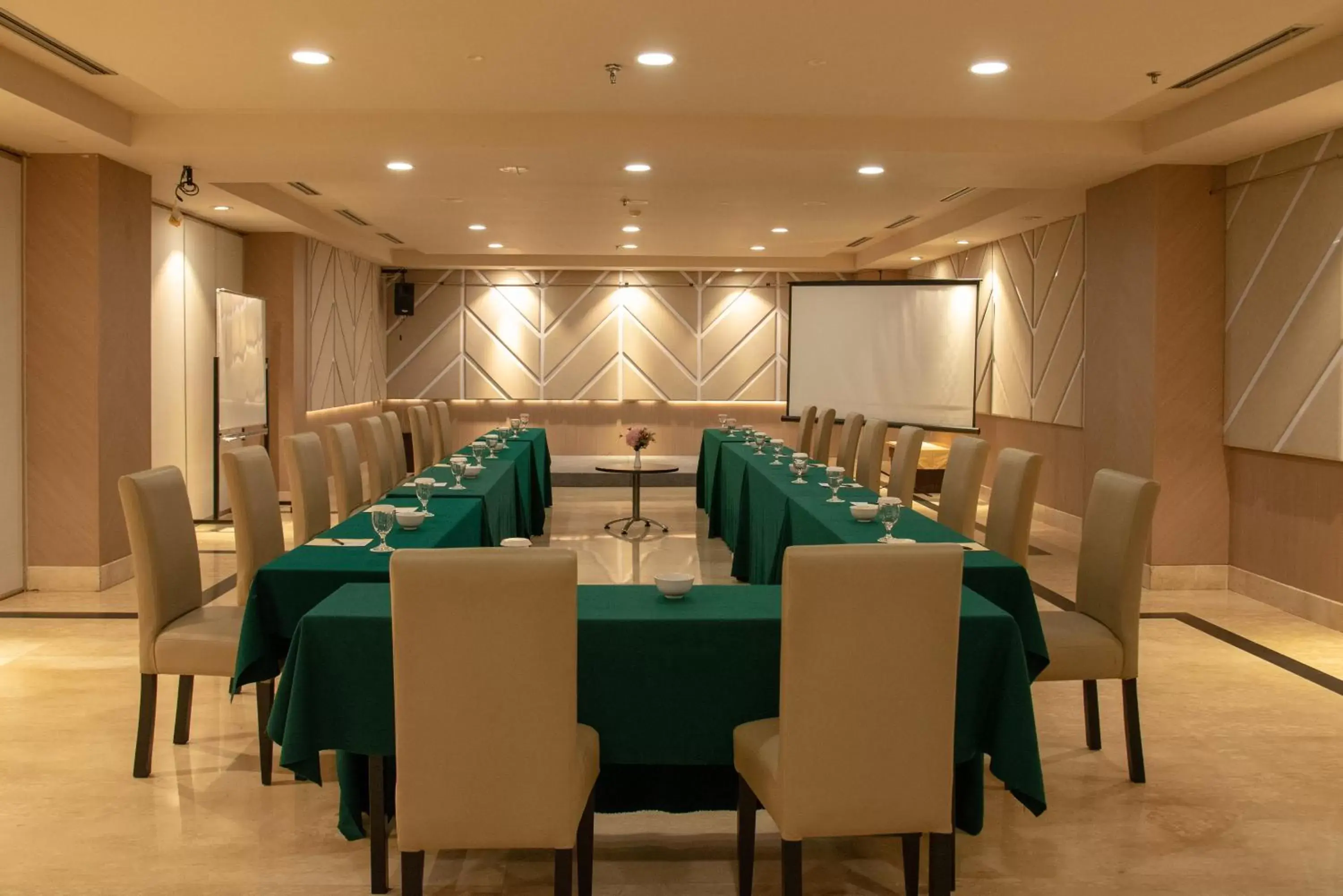Meeting/conference room in Orchardz Hotel Industri