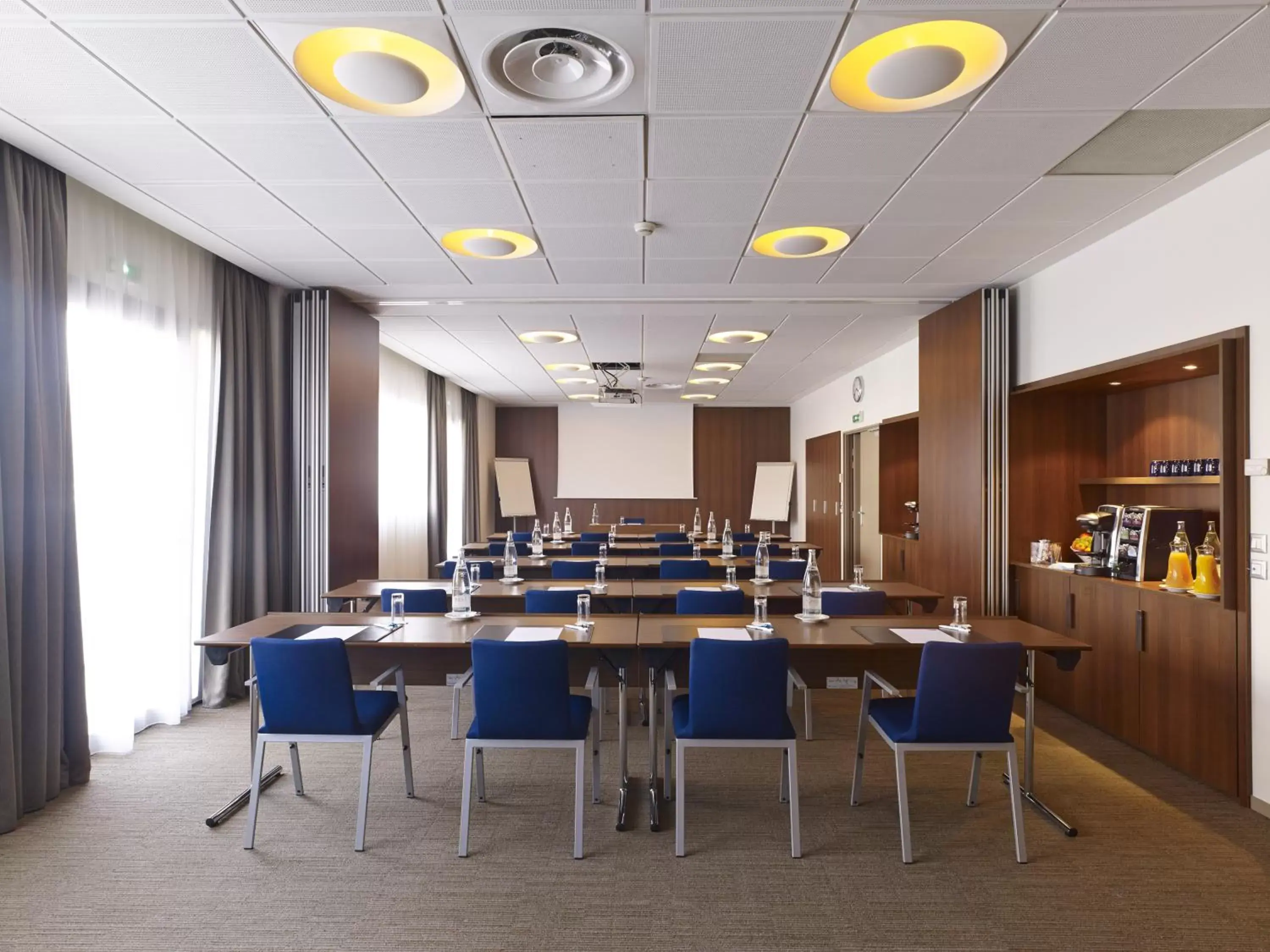 Meeting/conference room in Holiday Inn Express Toulouse Airport, an IHG Hotel