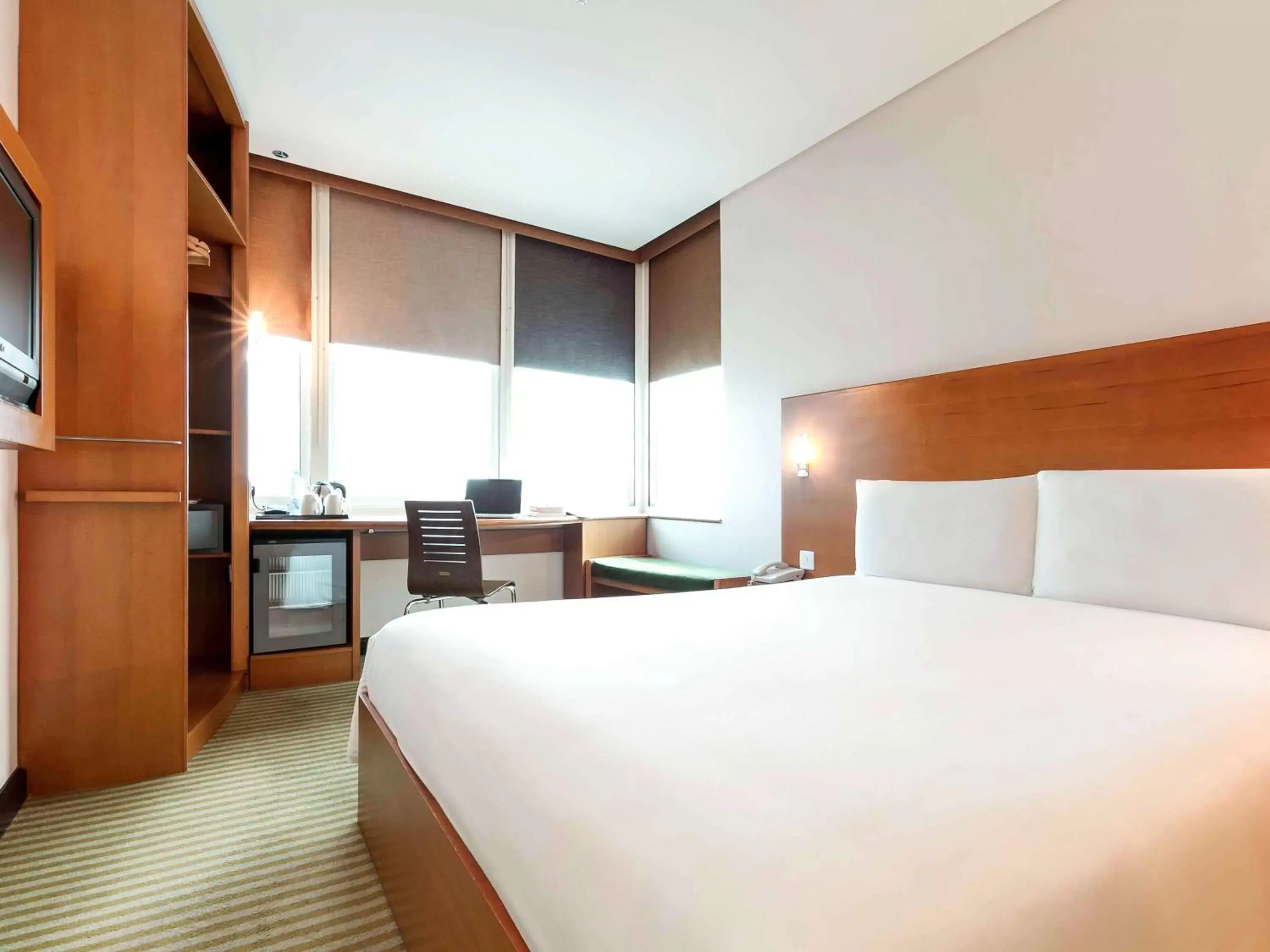 Photo of the whole room, Bed in ibis Kuwait Salmiya