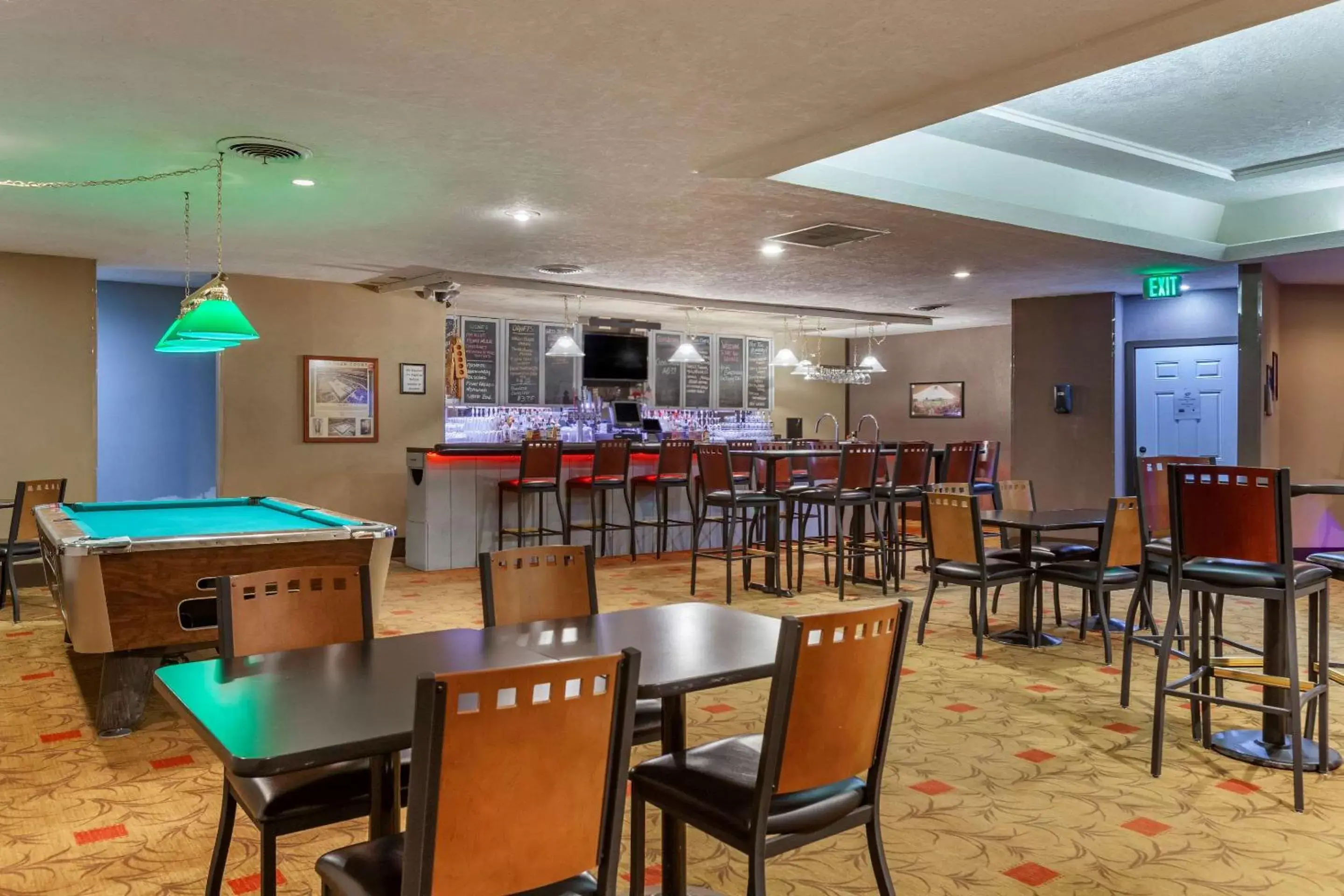 Lounge or bar, Restaurant/Places to Eat in Clarion Inn Ontario