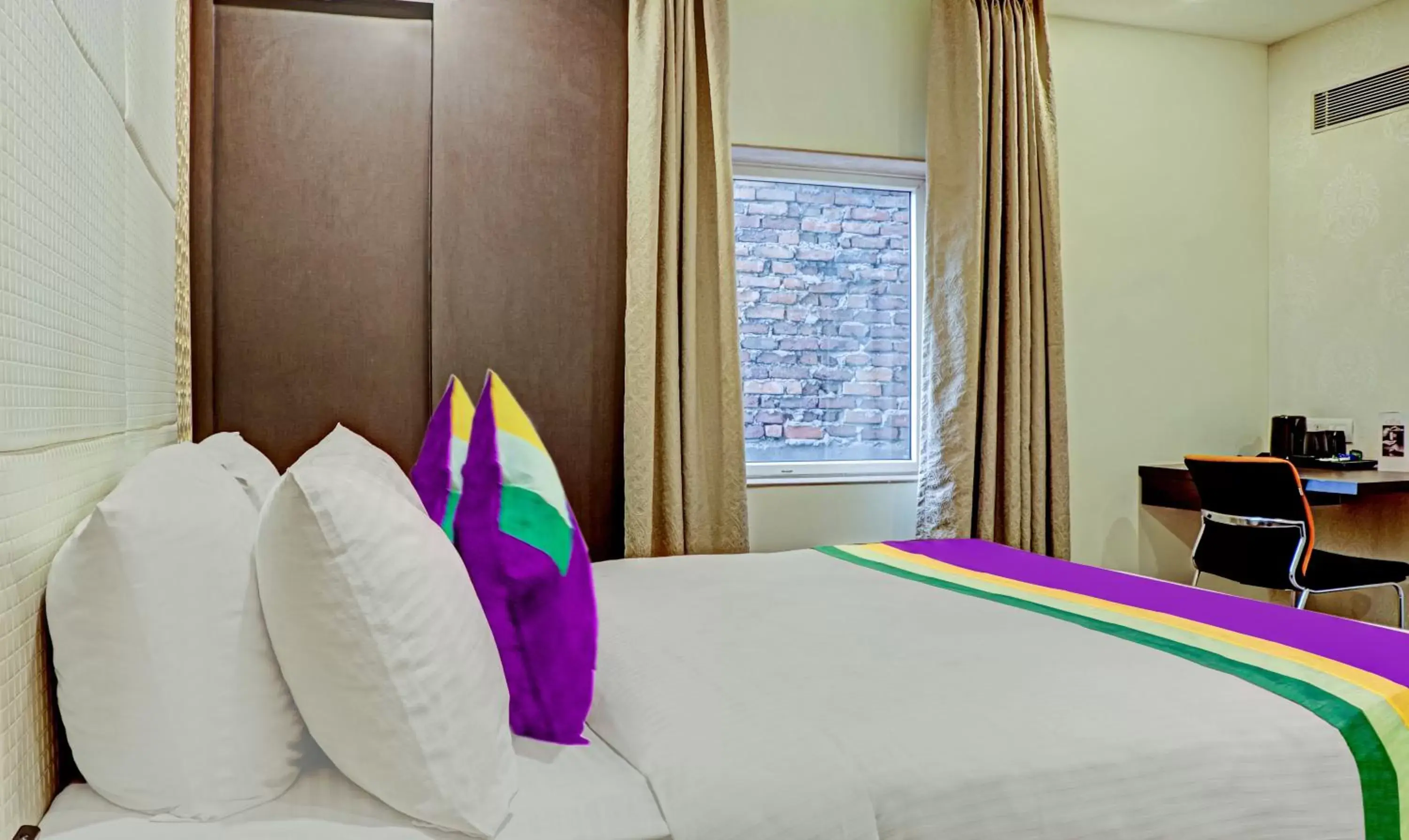 Photo of the whole room, Bed in The Onyx Hotel Photo of the whole room, Bed in The Onyx Hotel