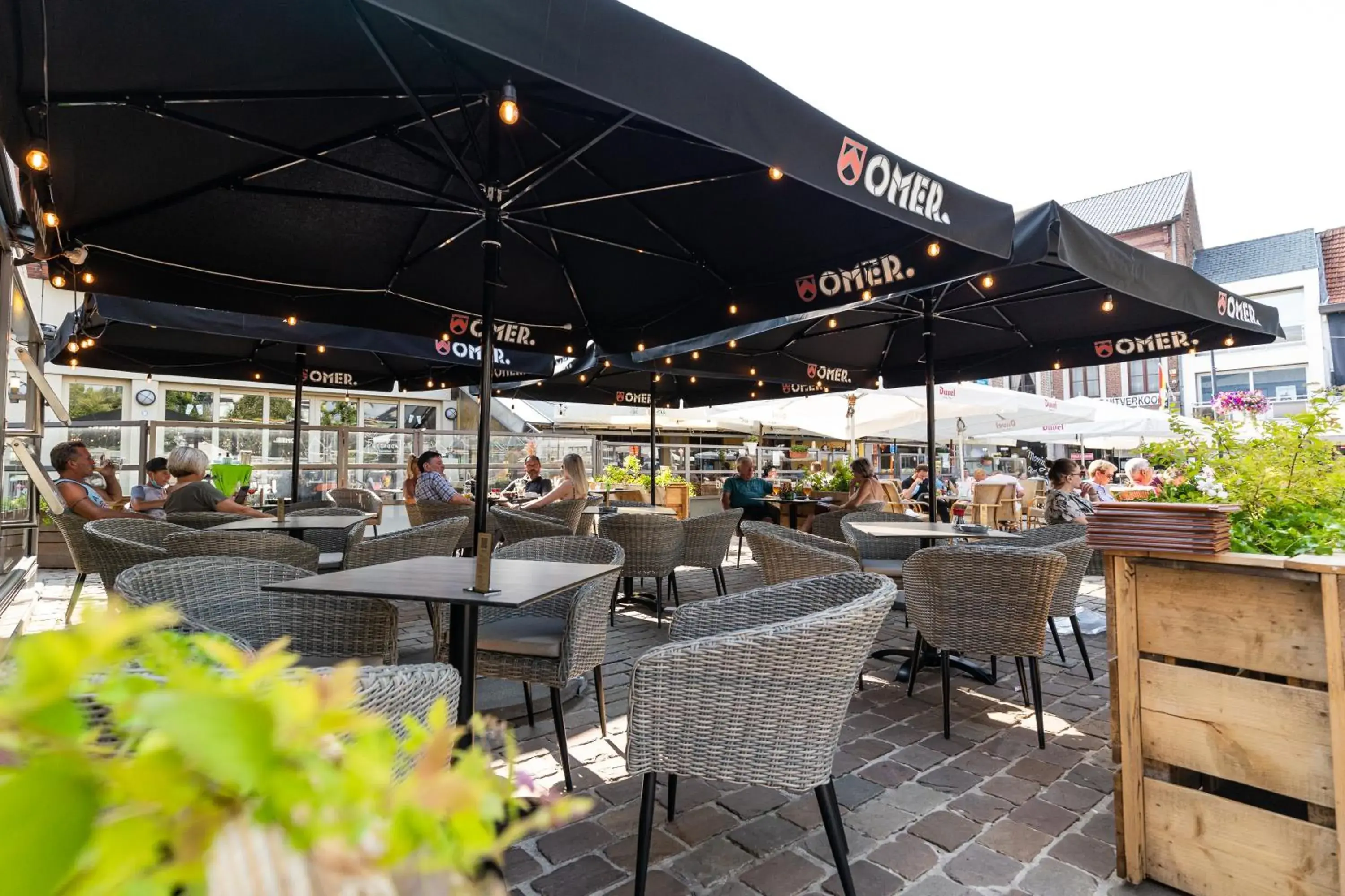 Balcony/Terrace, Restaurant/Places to Eat in Hotel Ambiotel