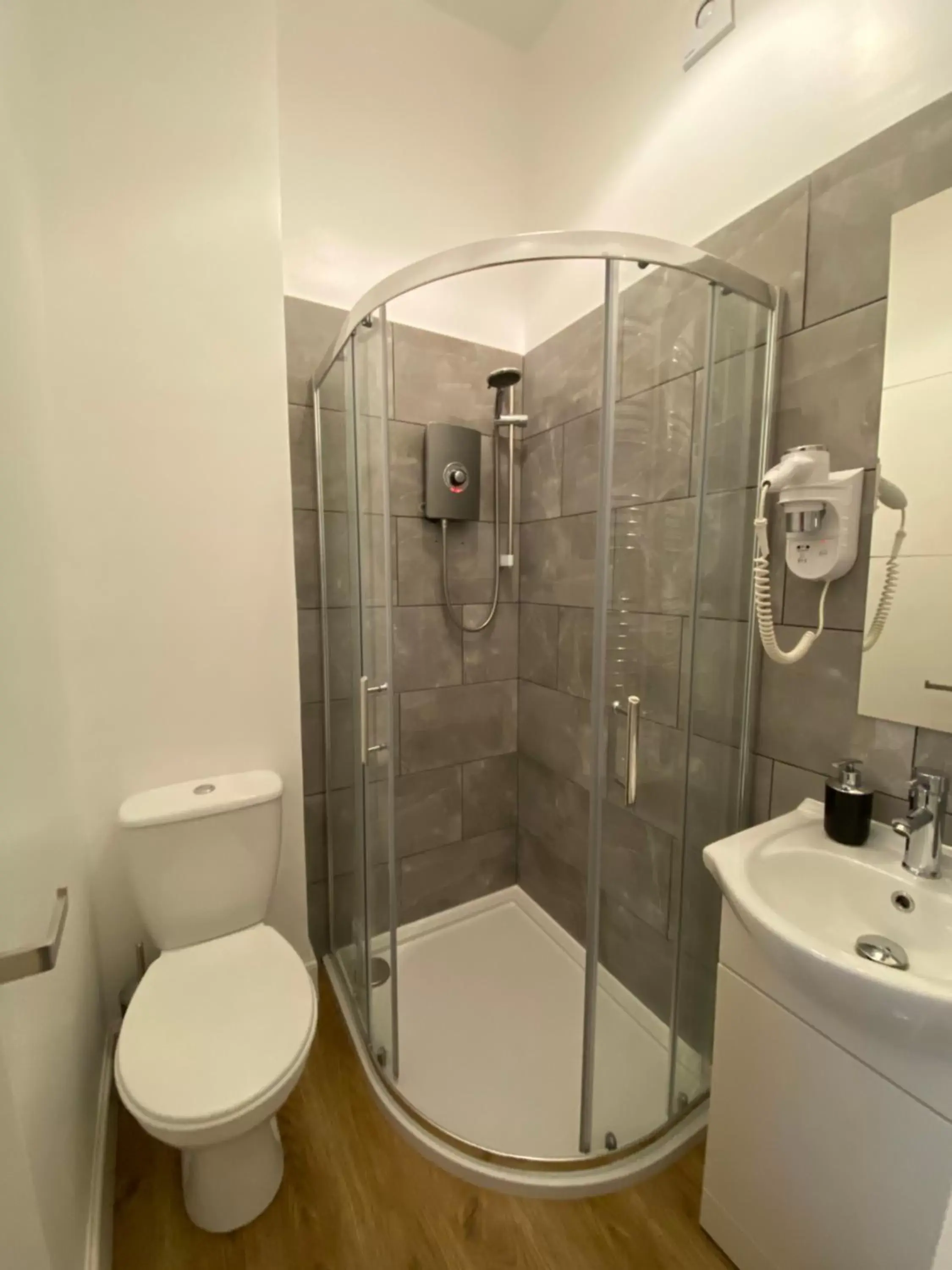 Shower, Bathroom in Royal Mile Balconies by the Castle