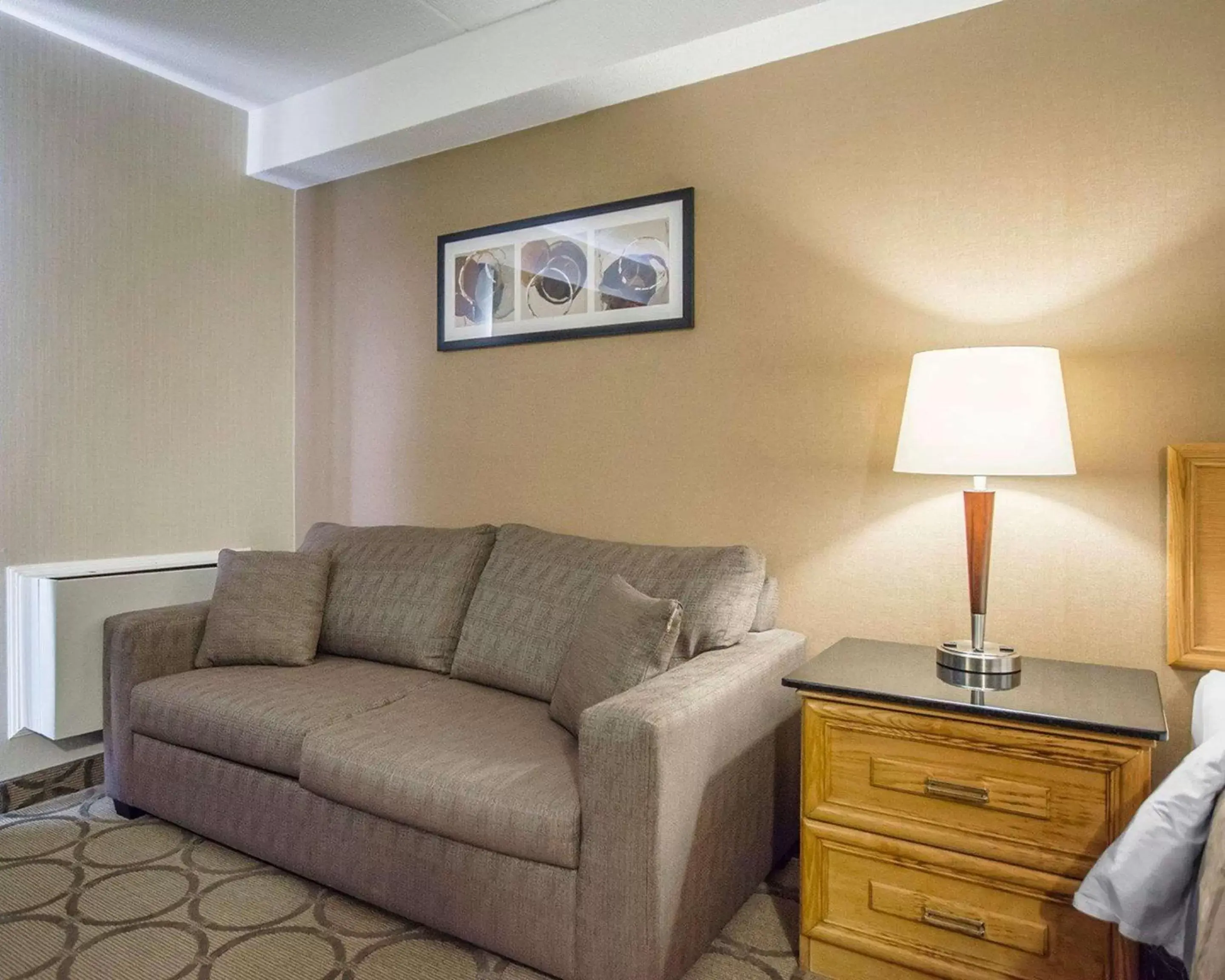 Photo of the whole room, Seating Area in Comfort Inn Amherst