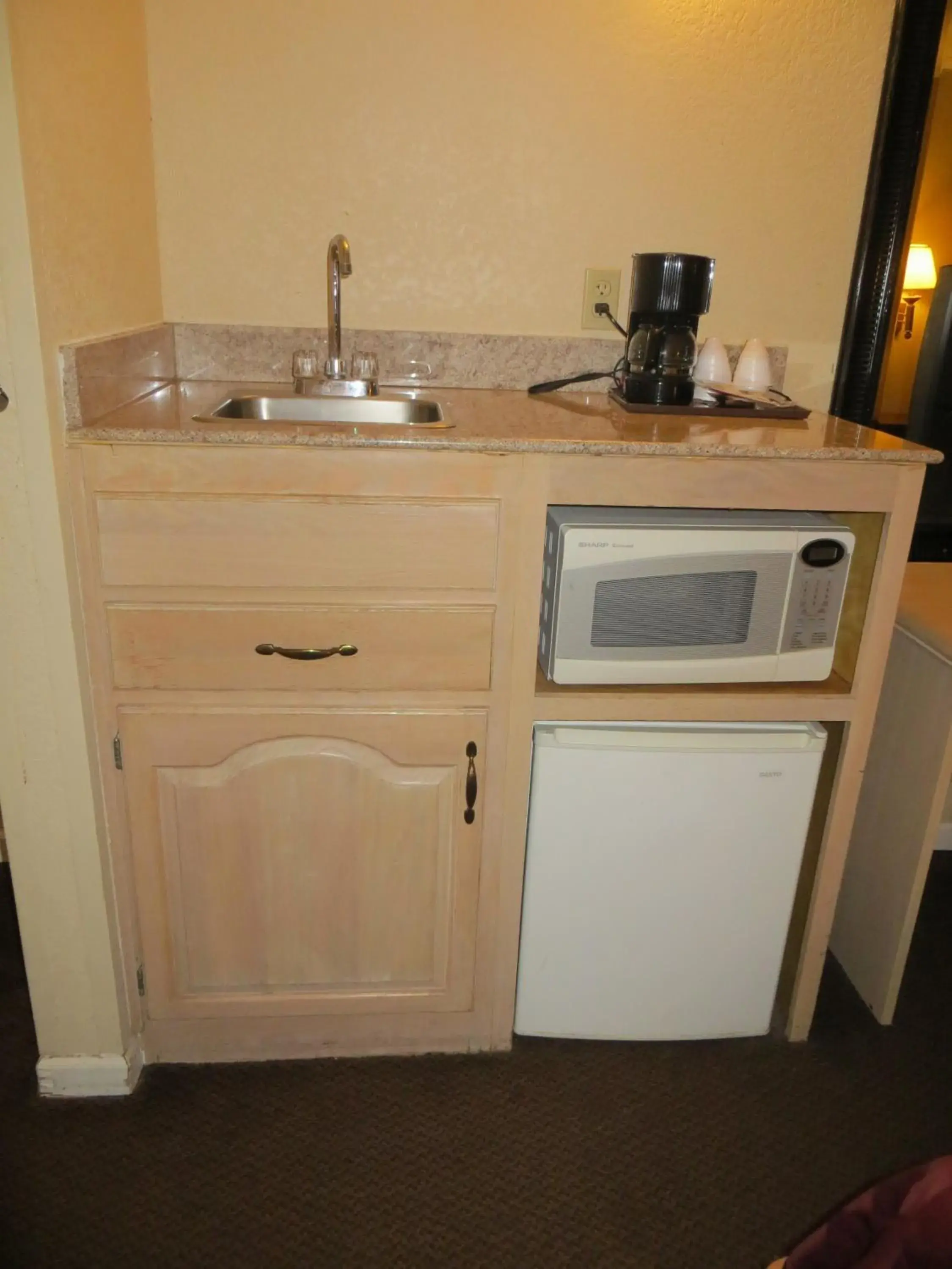 Coffee/tea facilities, Kitchen/Kitchenette in Executive Inn & Suites Sacramento