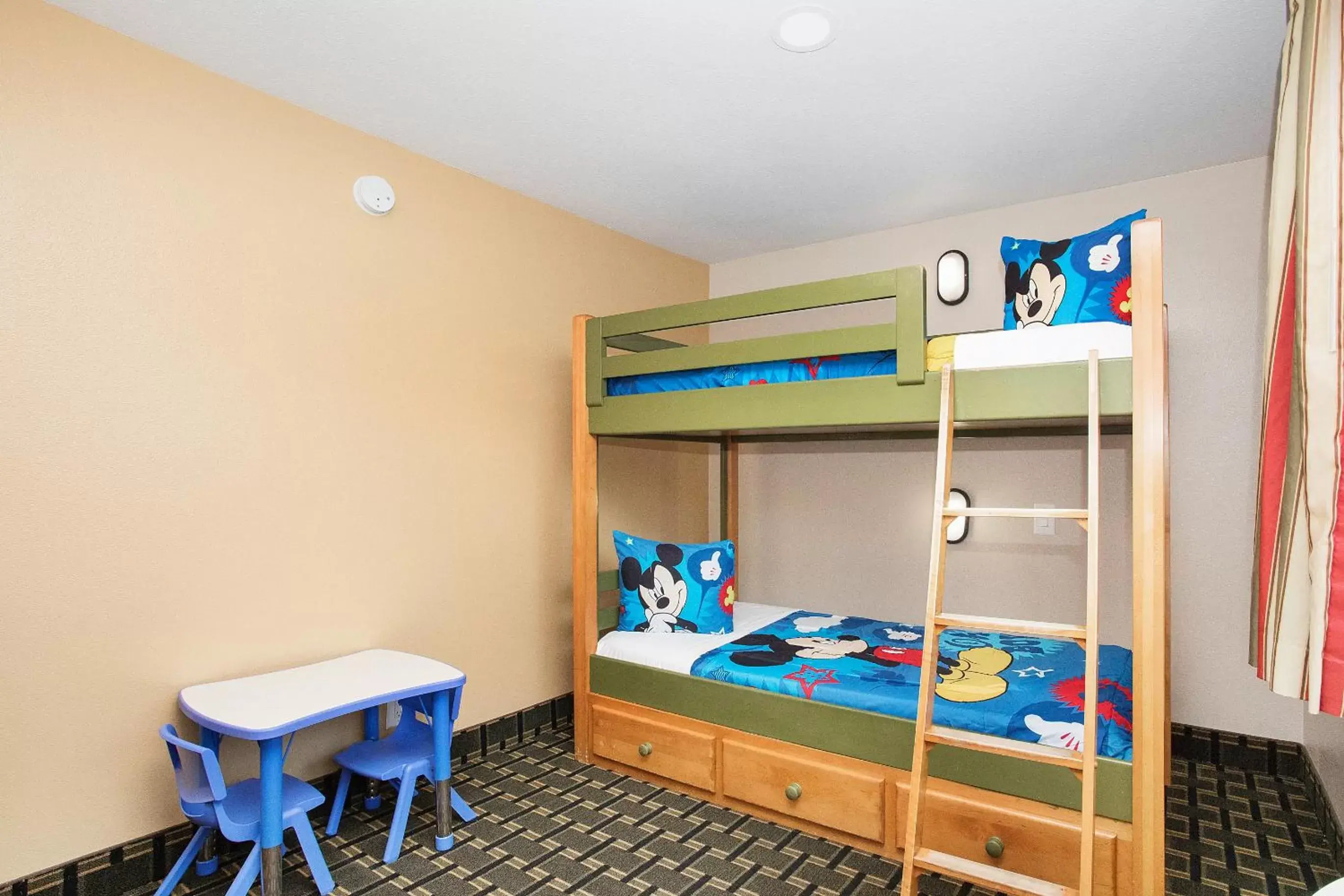 bunk bed in Stanford Inn & Suites Anaheim