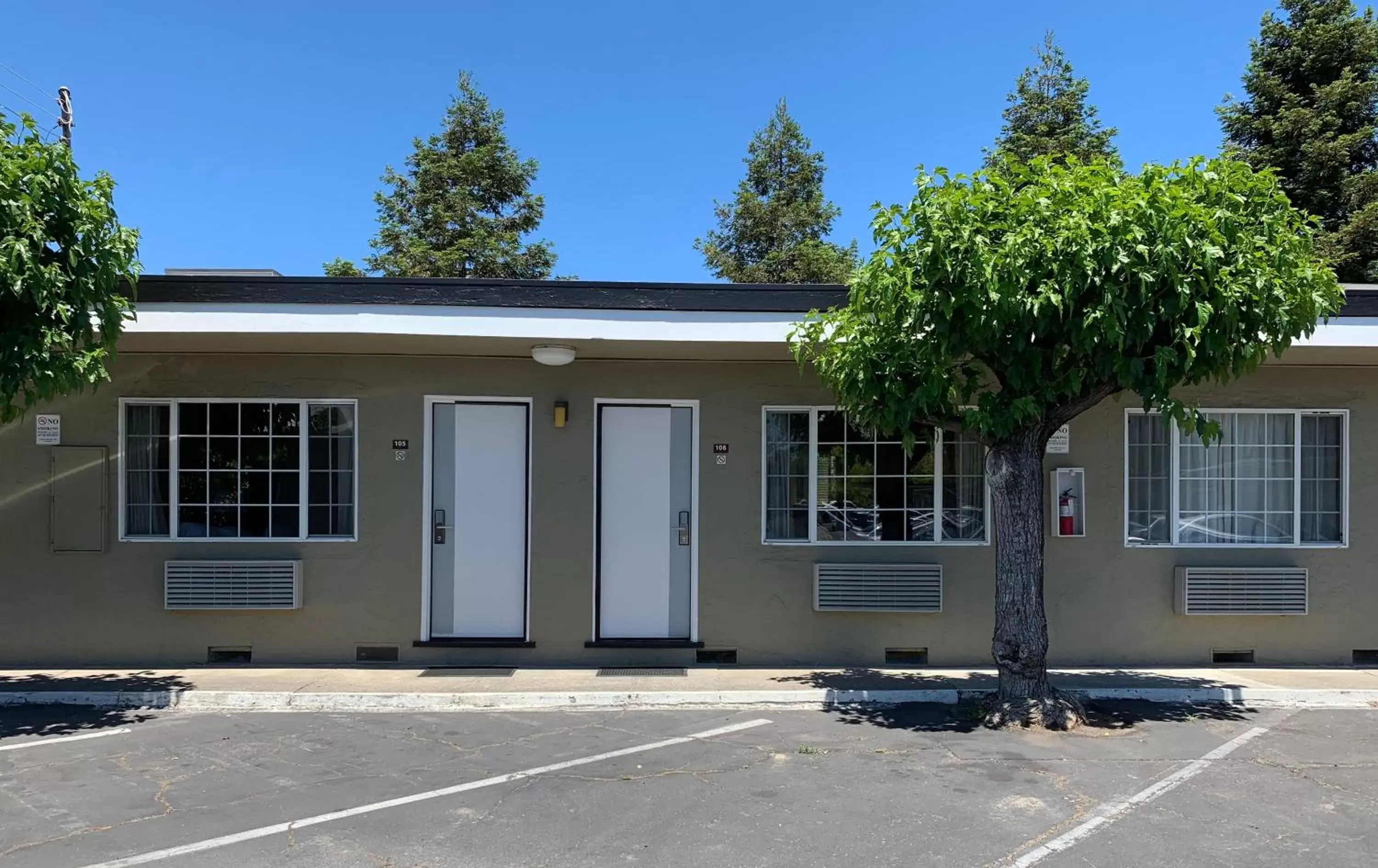 Property Building in Redwood Inn