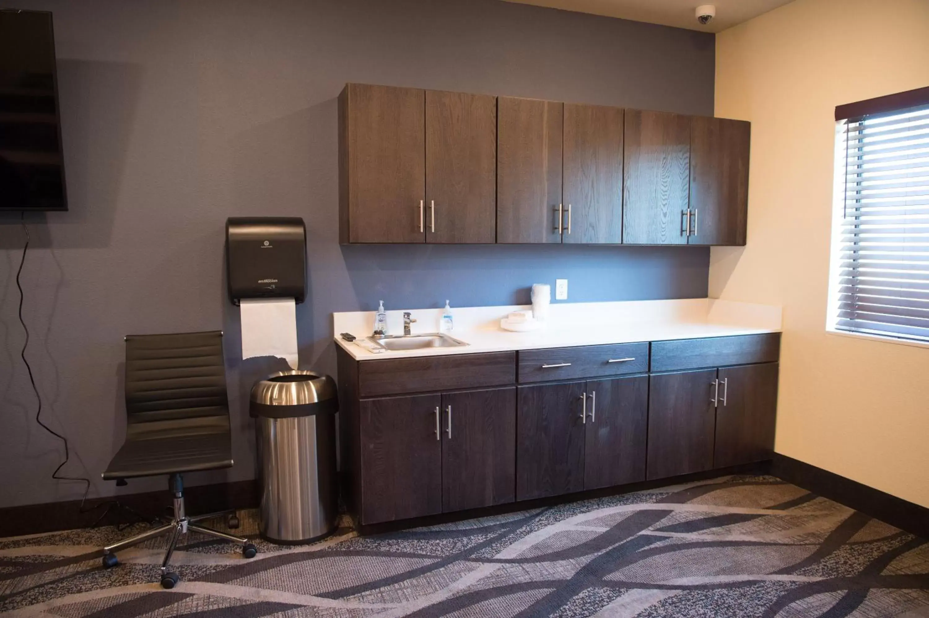 Meeting/conference room, Kitchen/Kitchenette in Cobblestone Inn & Suites - Forest City