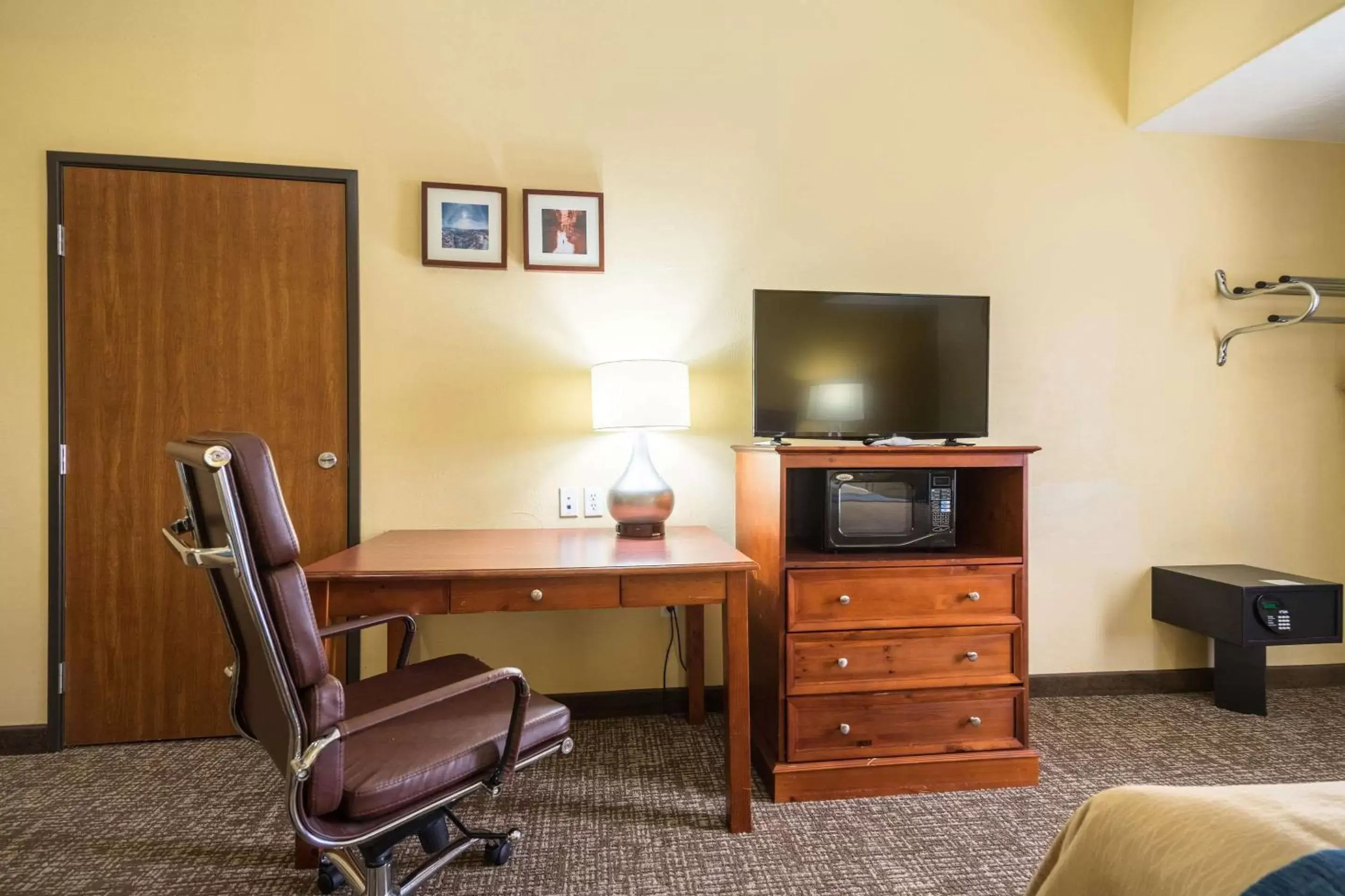 Photo of the whole room, TV/Entertainment Center in Comfort Inn and Suites Cedar City